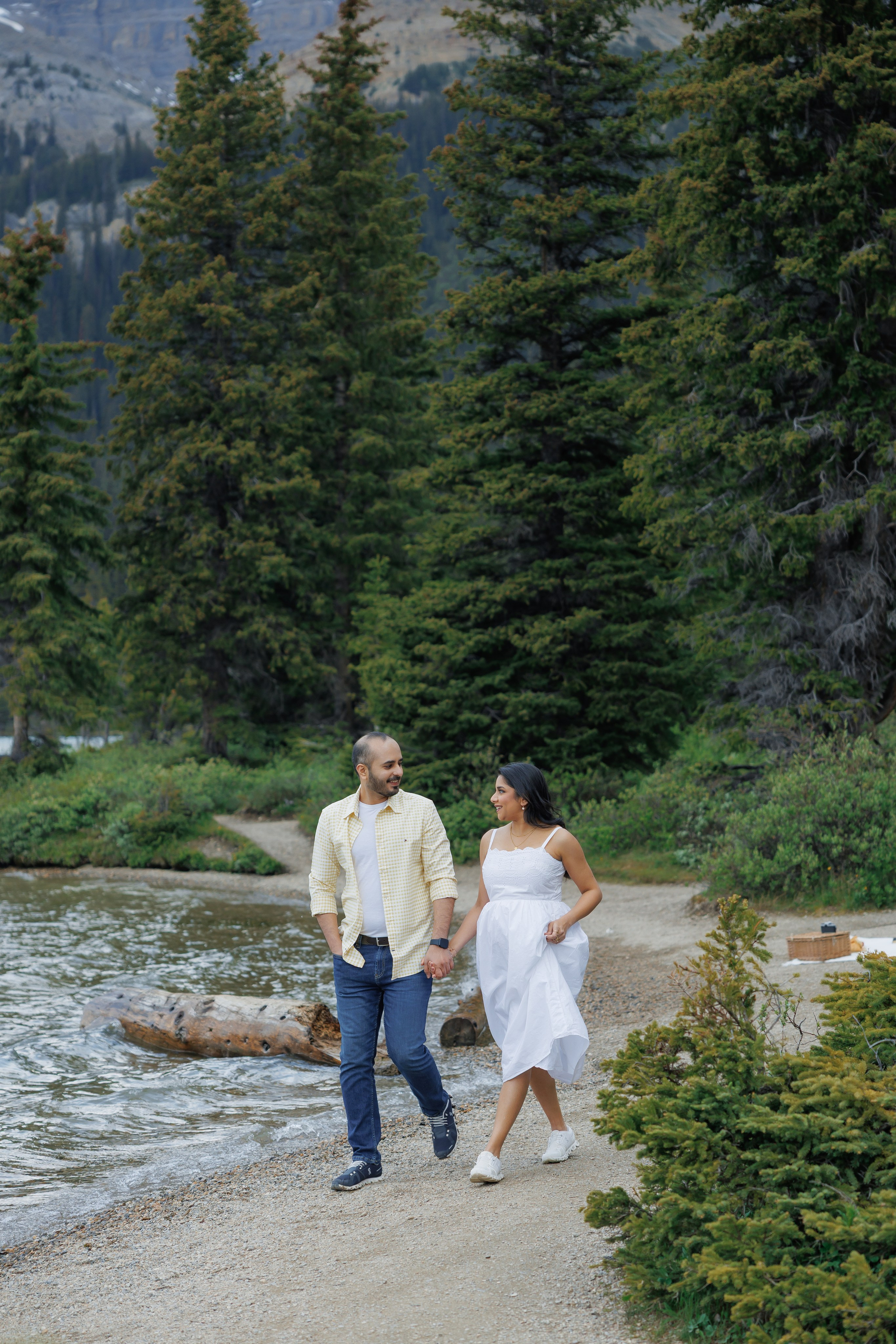 Mountain maternity shoot. Photographer Elvira Hryshchenko