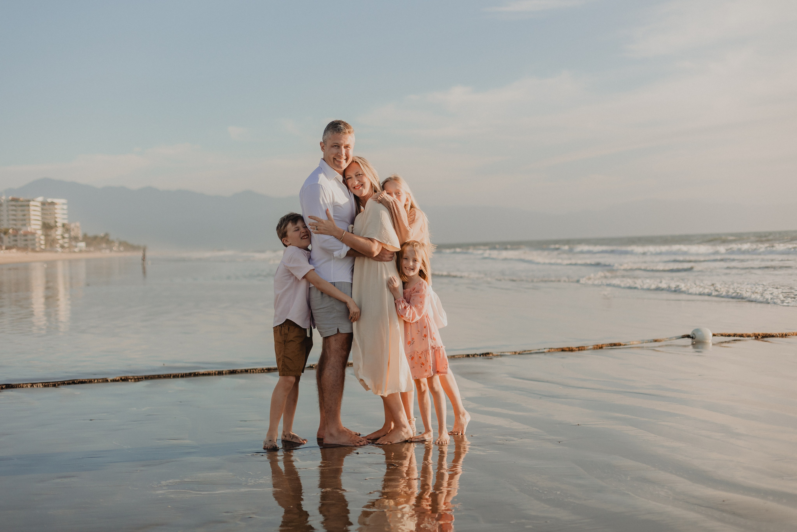 Laughter, Sand, and Sea: A Family Session in Nuevo Vallarta. Fotógrafo de Bodas en Puerto Vallarta y Riviera Nayarit | VL photo & film