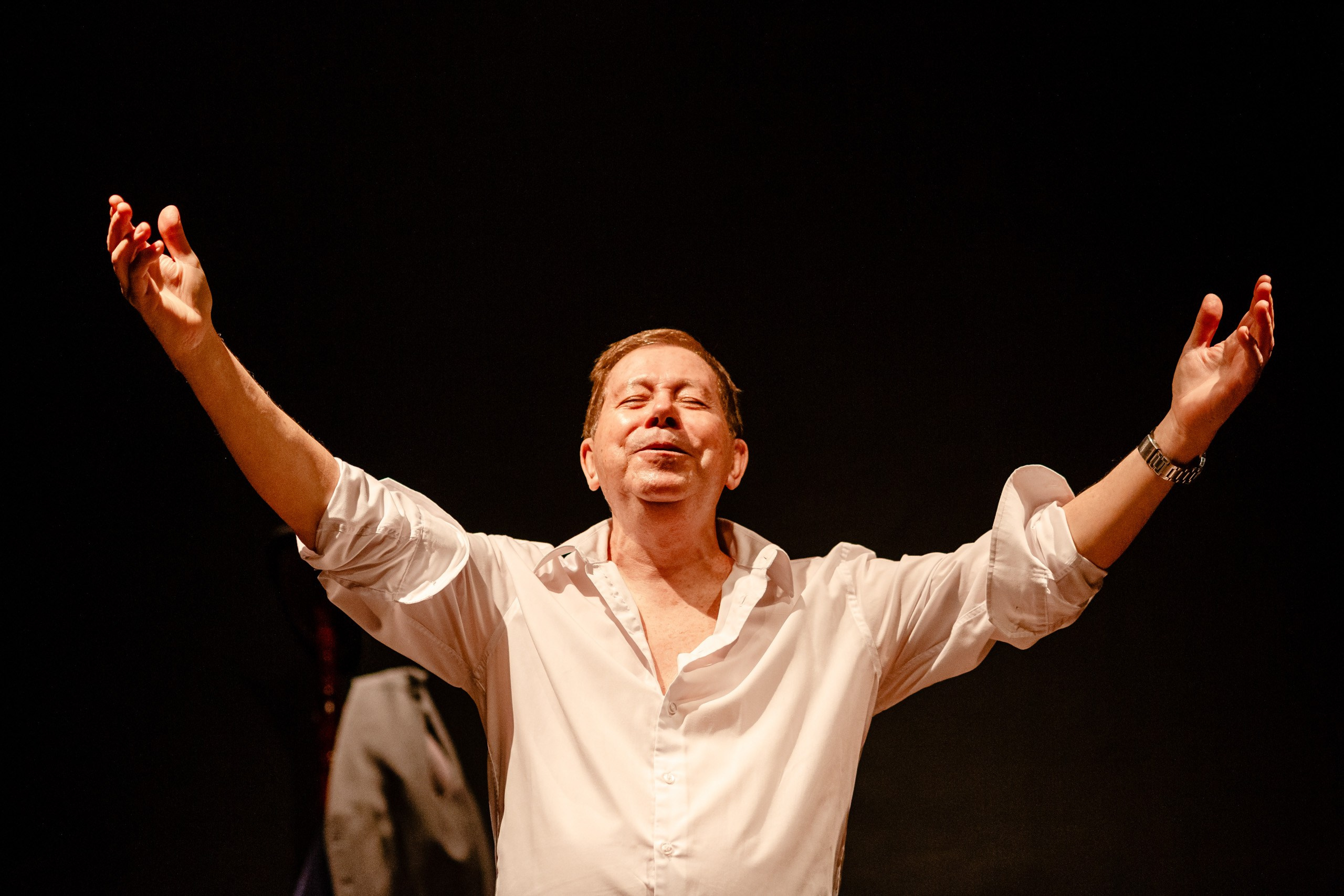 Apresentação teatral com ator agradecendo o público.