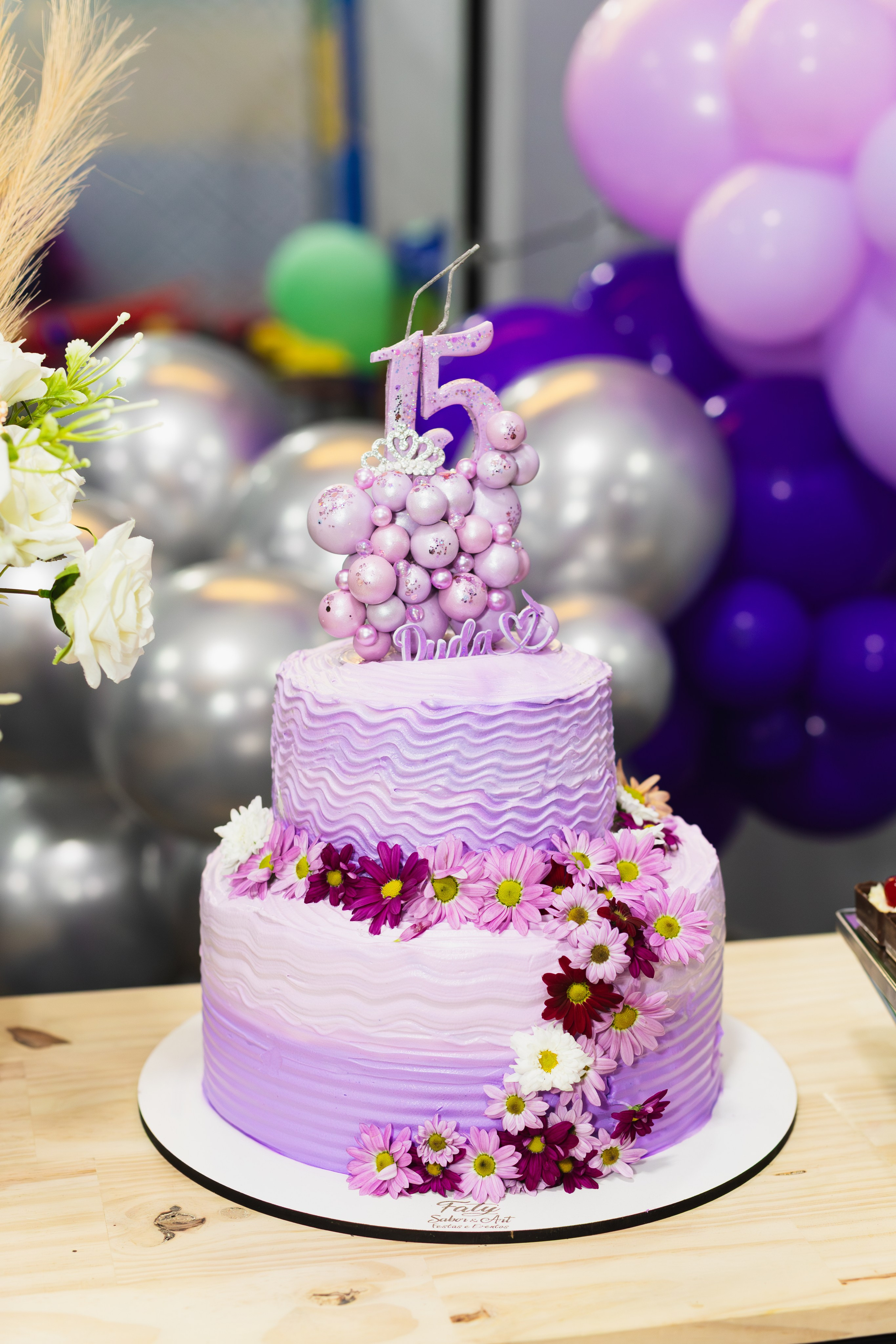 Cobertura fotográfica de aniversário infantil em Joinville - Bolo decorado em tons de lilásBolo de Aniversário