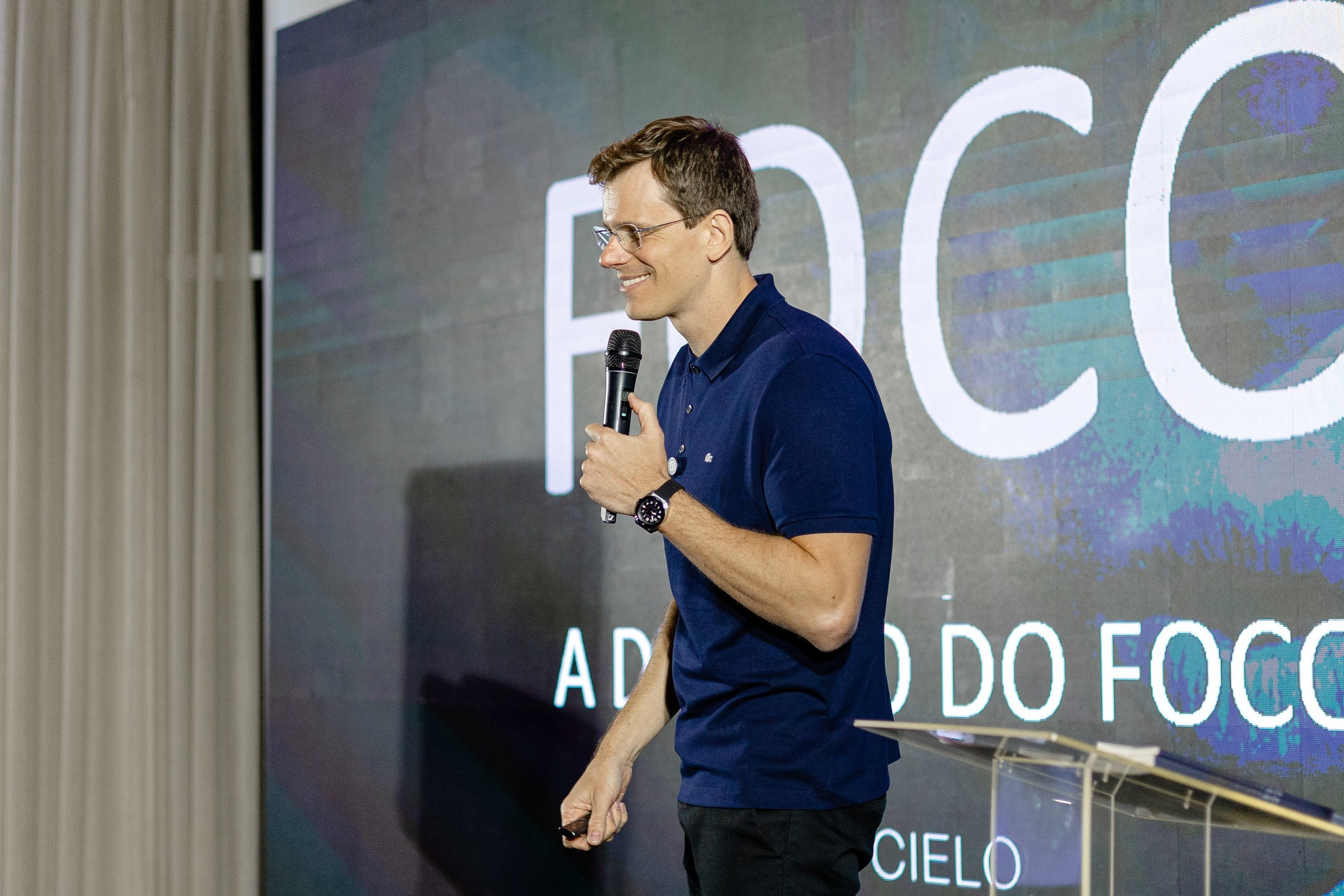 Fotografia de evento corporativo Triveni Day com César Cielo em Itajaí
