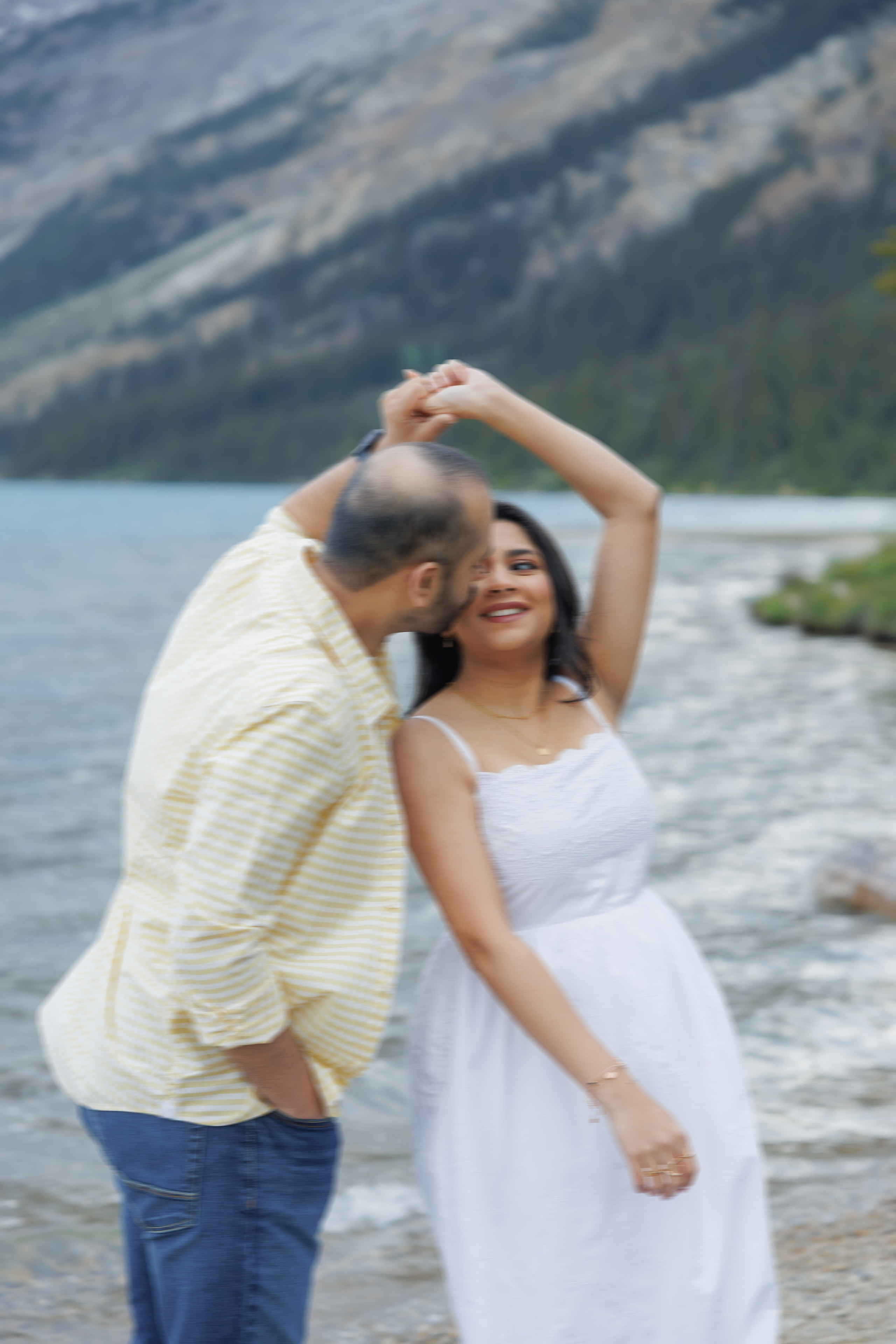 Mountain maternity shoot. Photographer Elvira Hryshchenko
