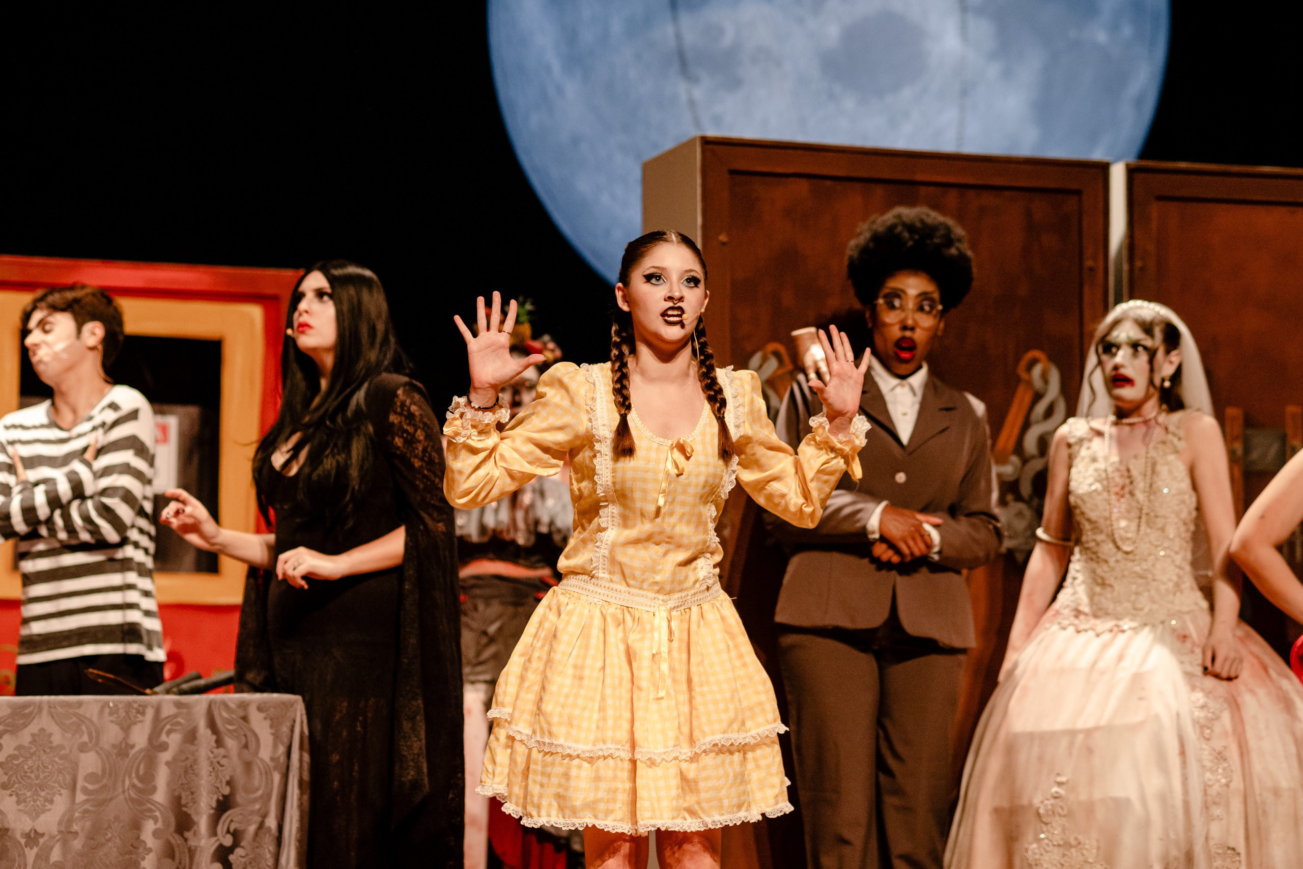 Fotografia de espetáculo A Família Addams do grupo de Teatro Univali