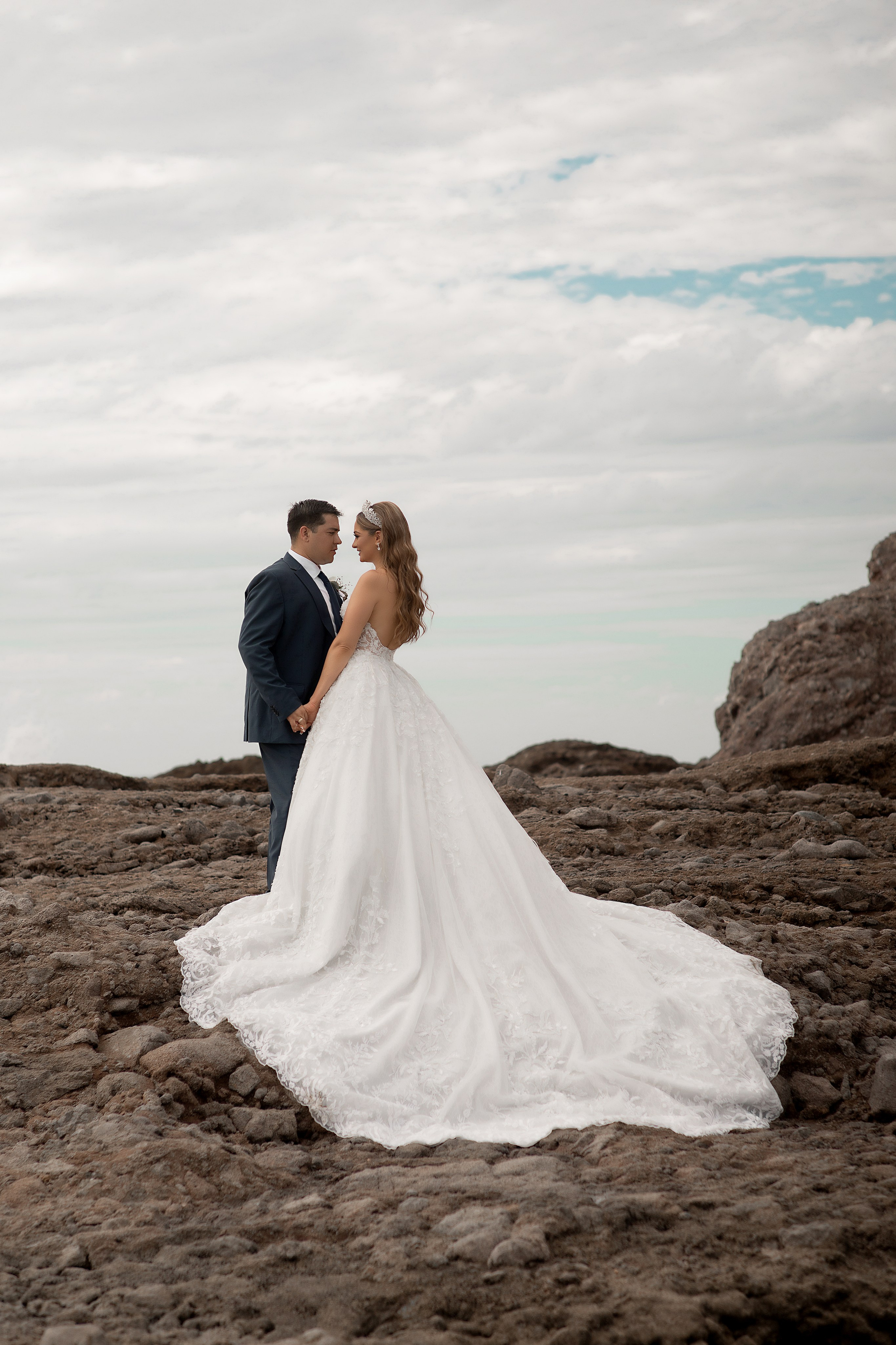 La novia y el novio tomados de la mano