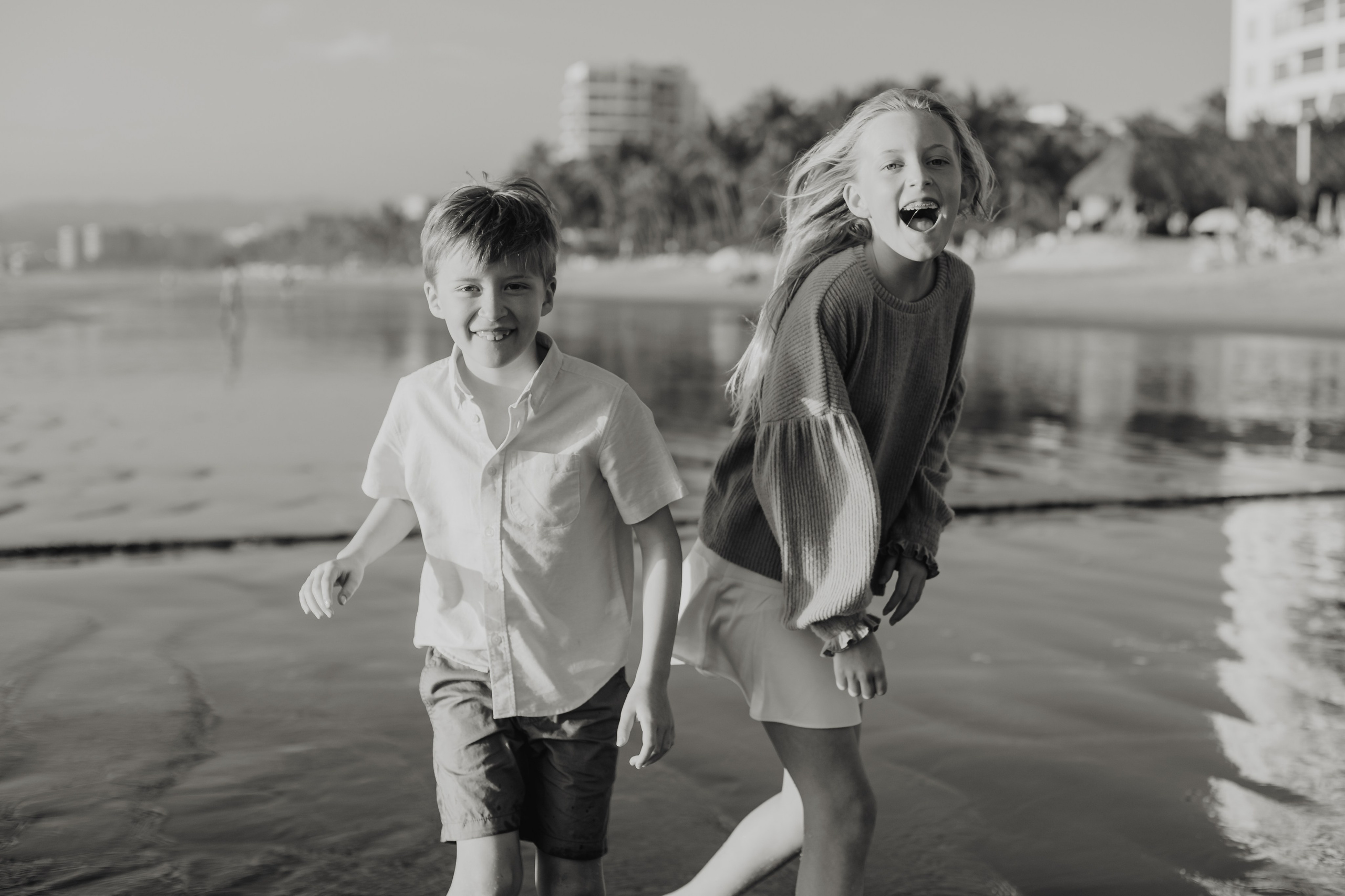 Laughter, Sand, and Sea: A Family Session in Nuevo Vallarta. Fotógrafo de Bodas en Puerto Vallarta y Riviera Nayarit | VL photo & film