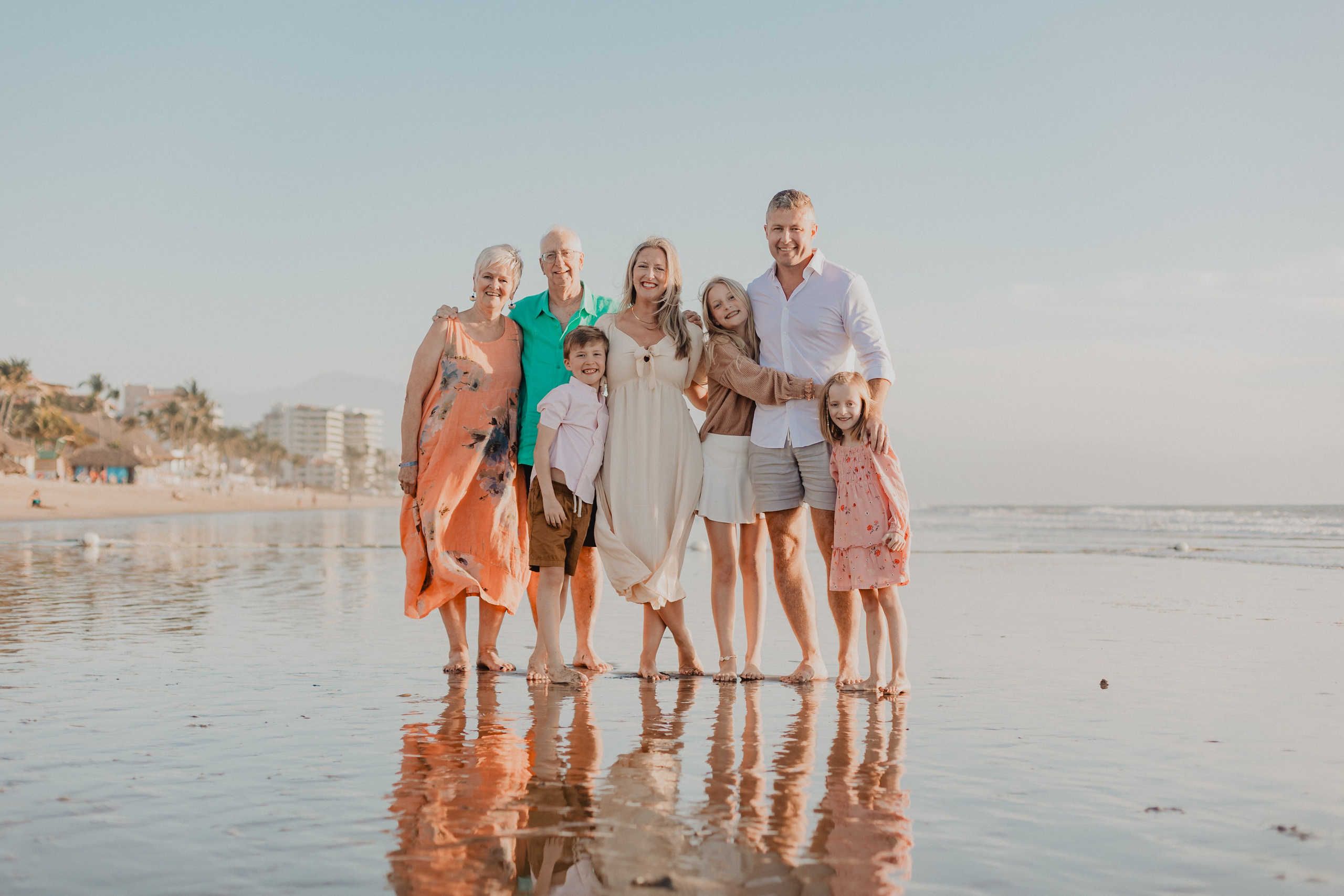 Laughter, Sand, and Sea: A Family Session in Nuevo Vallarta. Fotógrafo de Bodas en Puerto Vallarta y Riviera Nayarit | VL photo & film