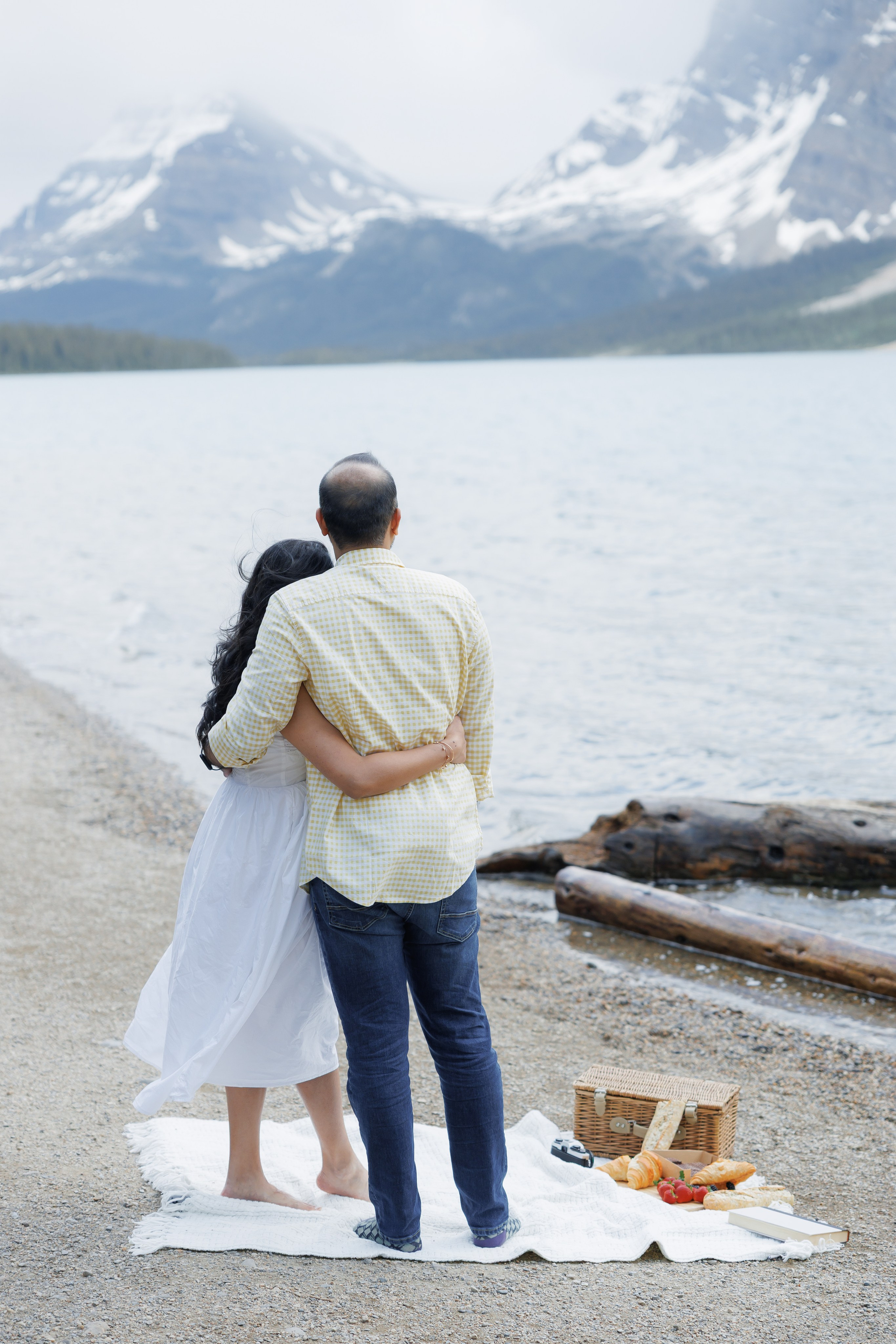Mountain maternity shoot. Photographer Elvira Hryshchenko