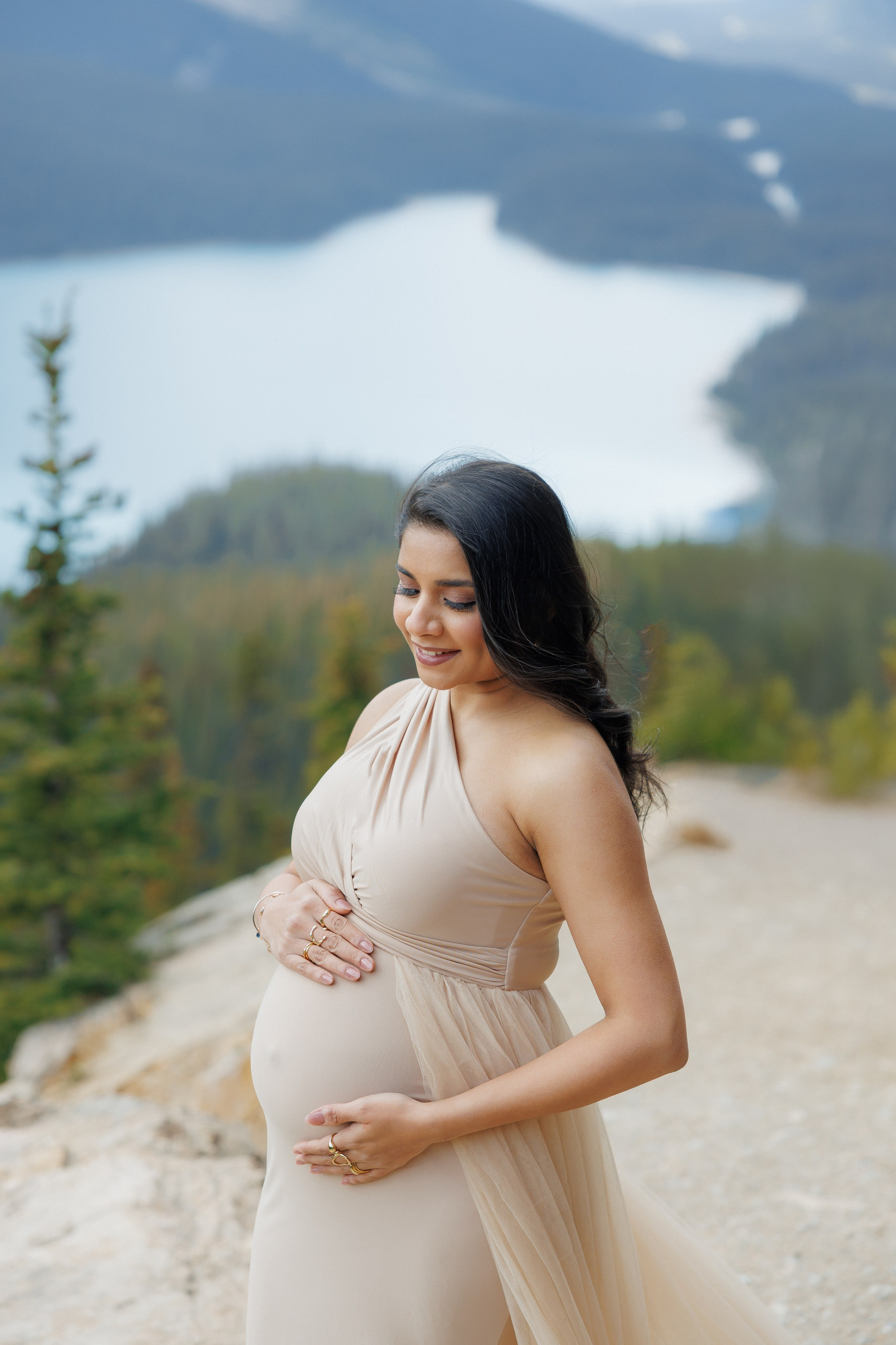 Mountain maternity shoot. Photographer Elvira Hryshchenko