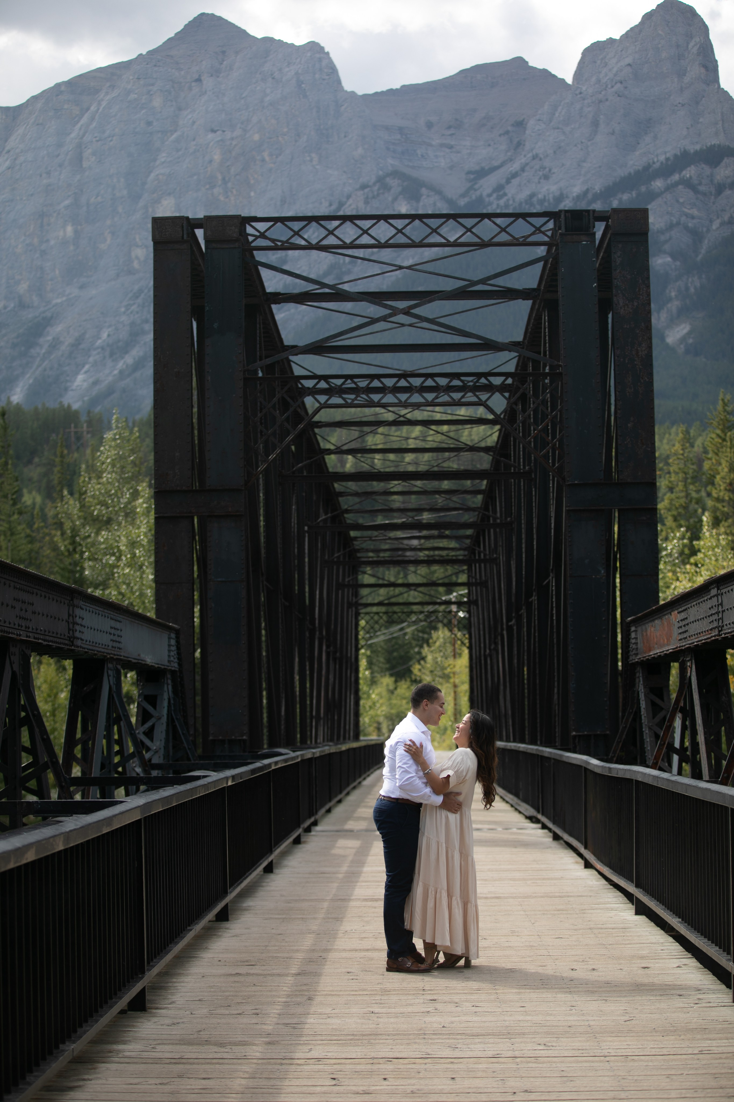 Pierina & Thomas — Canmore Engagement. Fotografía accesible en Calgary