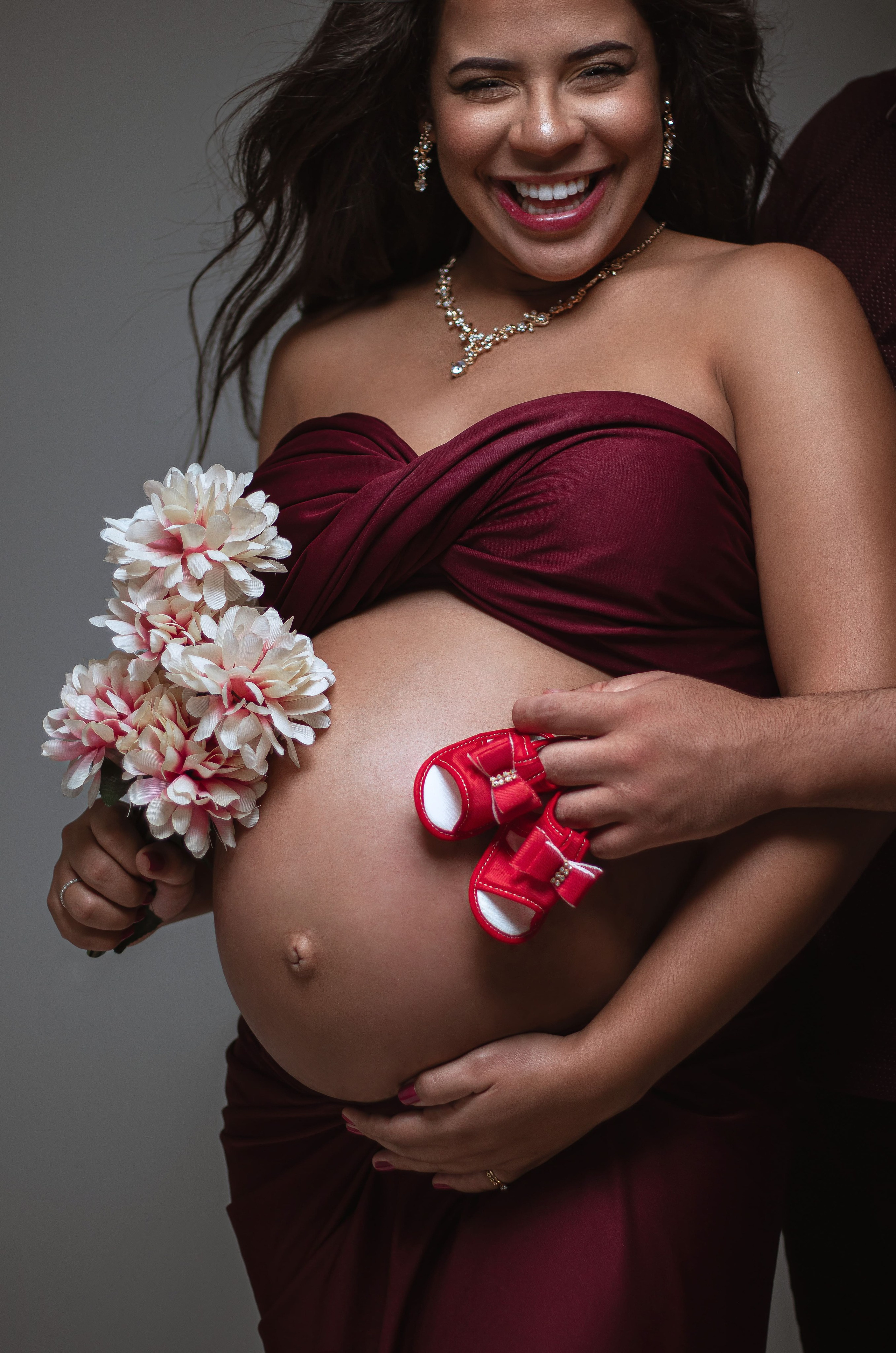Ensaio fotográfico de gestante em São Paulo, criado para celebrar a maternidade e a beleza da mulher. Retratos delicados para guardar para sempre a história da chegada de um novo amor.