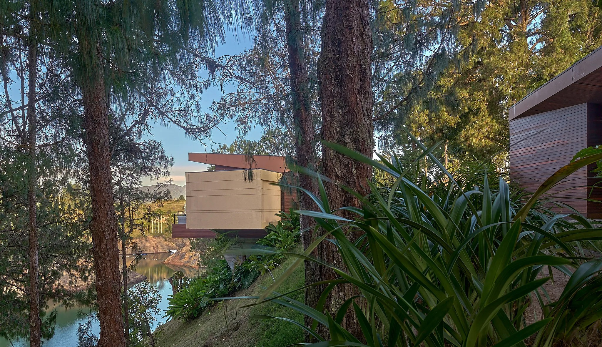 Fotografía arquitectura e interiorismo Cabañas Luxé, Represa El Peñol en el municipio de Guatapé, Antioquia. Diseño Vicaría Arquitectura