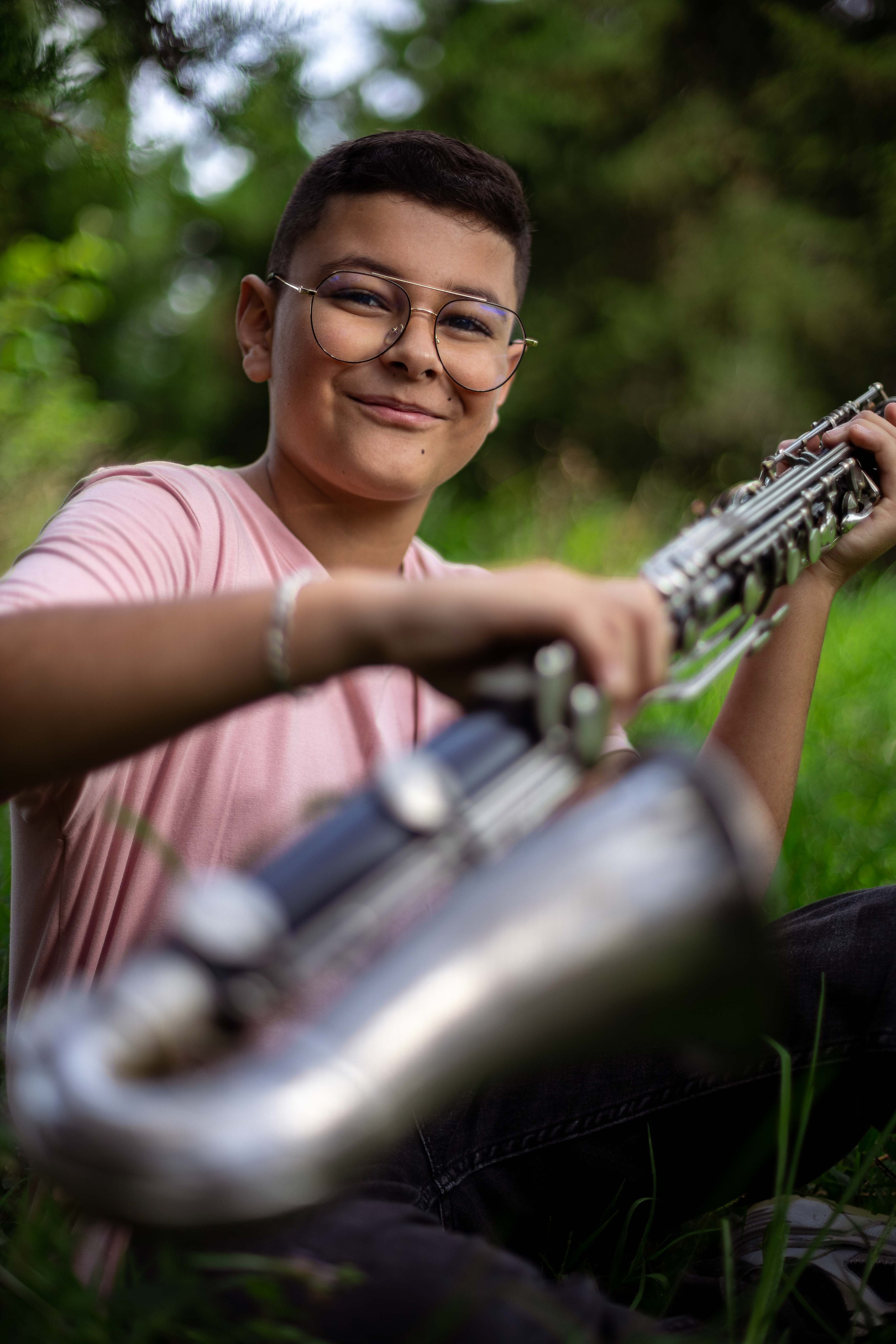 Clarinetista en el río fotografías artísticas que viva la música fotografía profesional infantil
