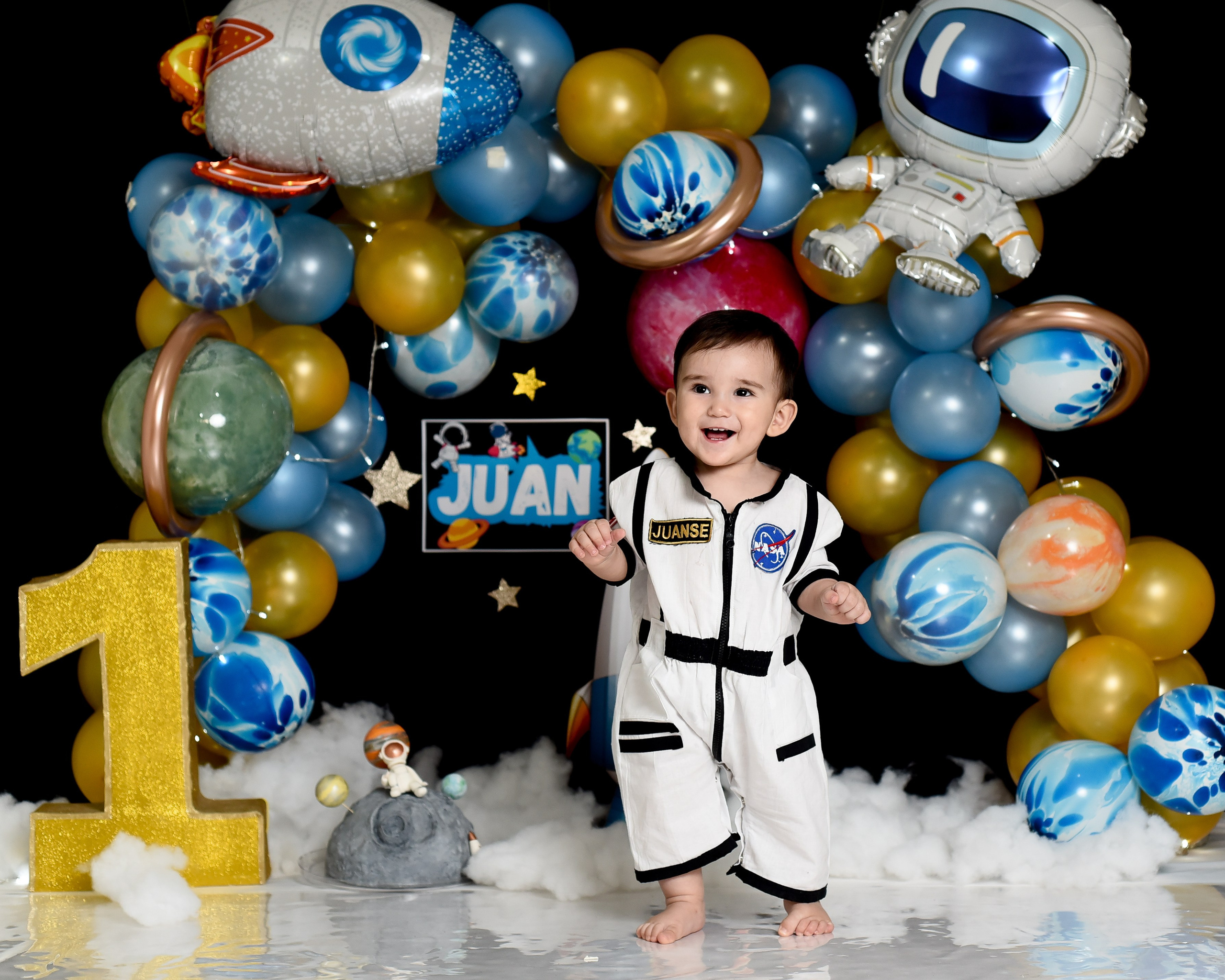Sesión 1er año de Juan. Temática: Astronauta. Fotografo de casamiento en misiones y fotógrafo de familia  Posadas