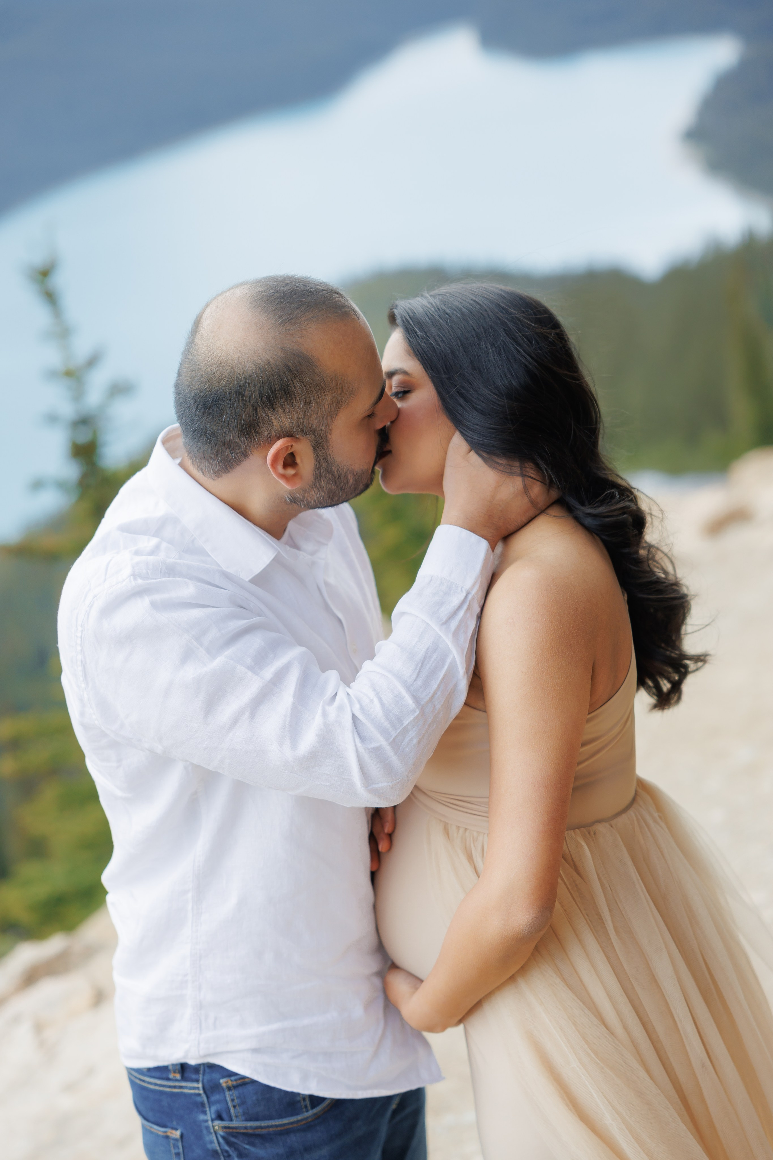 Mountain maternity shoot. Photographer Elvira Hryshchenko