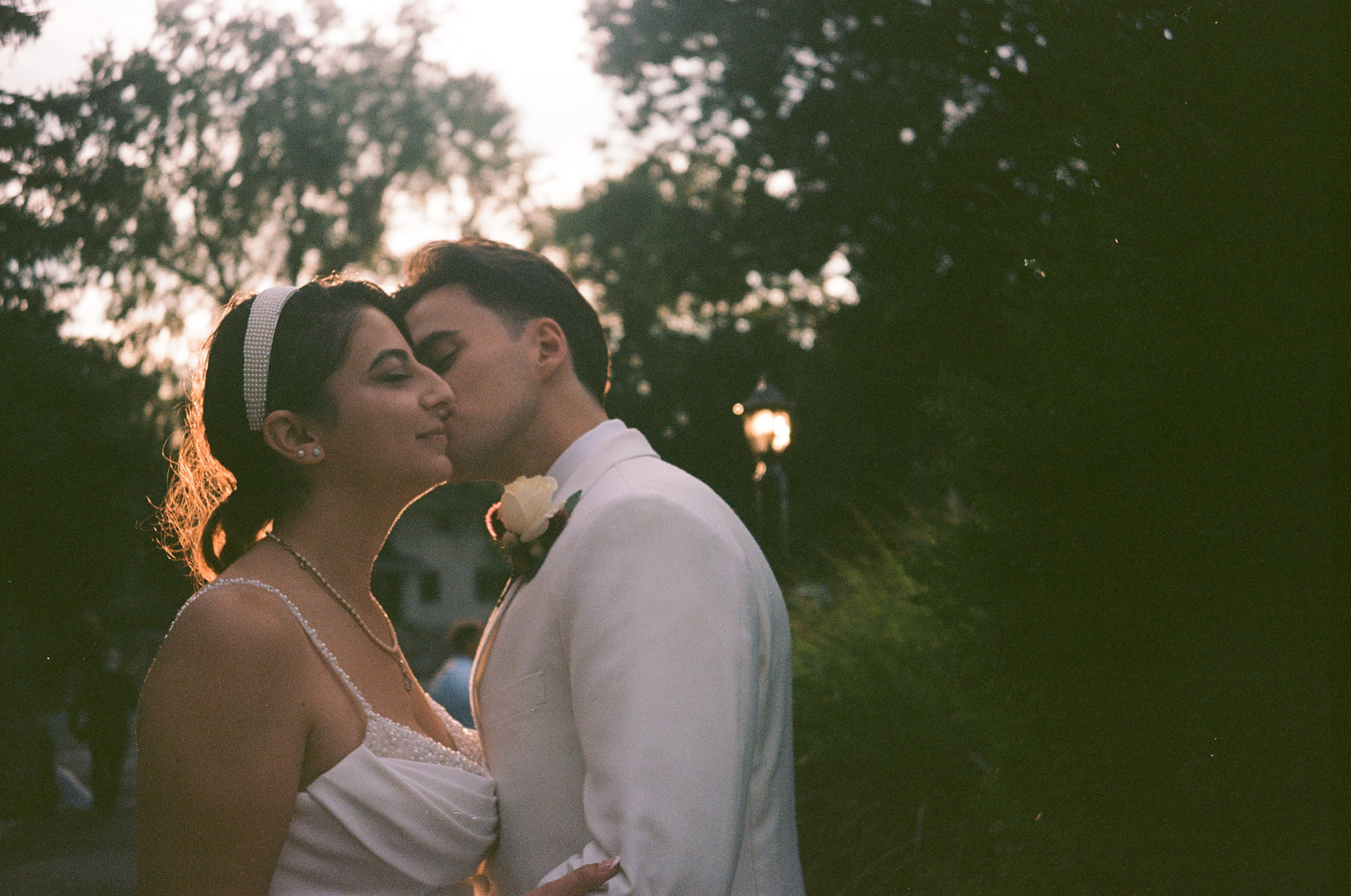 Wedding of Cassandra and Loïc in Beaconsfield, Montreal. Montreal Wedding Photographer — Muriel Oe Photo
