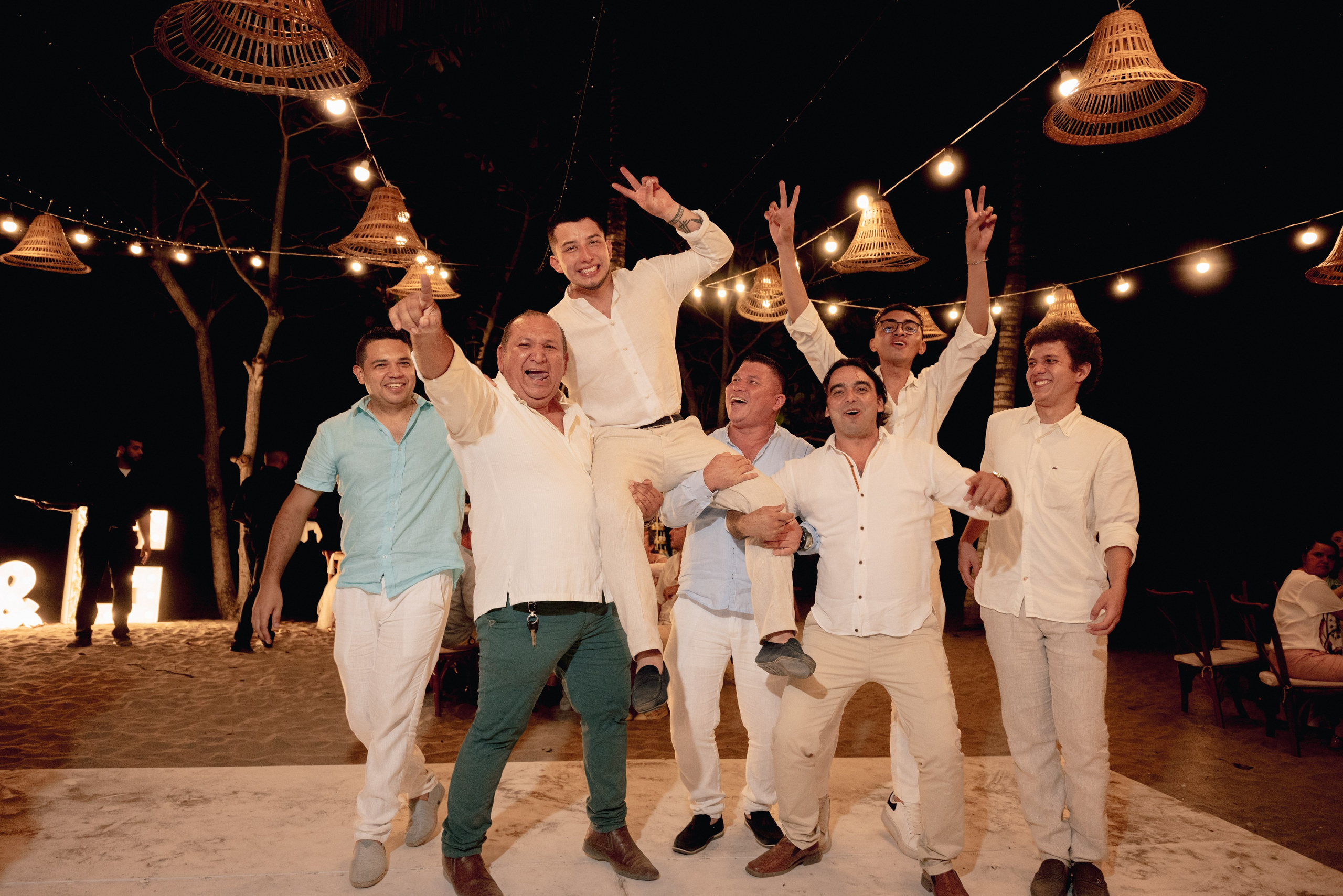 Invitados disfrutando en fiesta de boda en playa Mareygua,momento de celebración