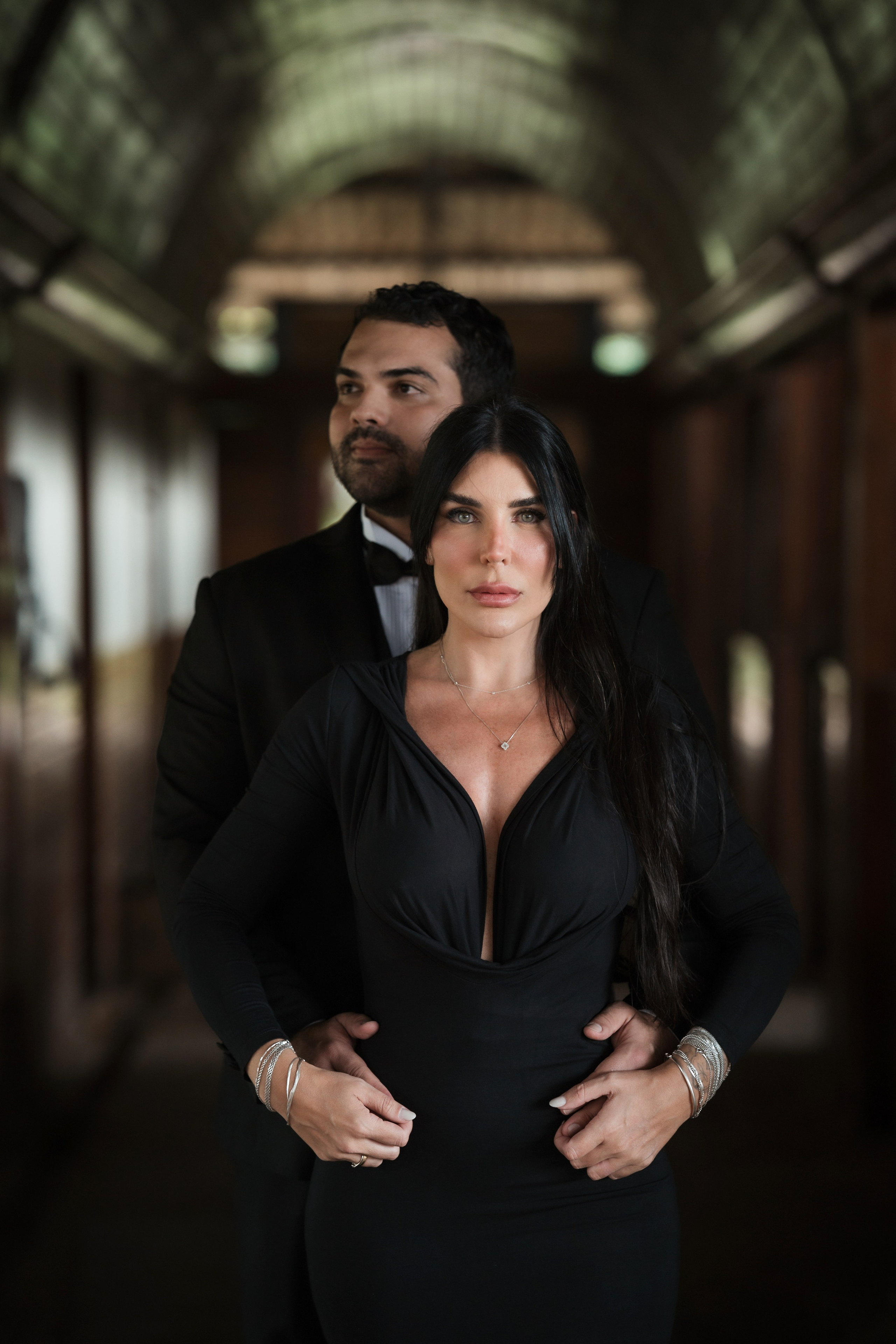 Fotografia de casal com cavalo em cenário natural, unindo romantismo, força e estética atemporal. Um ensaio pré-casamento em Minas Gerais para noivos que buscam fotos sofisticadas, artísticas e fora do comum.
