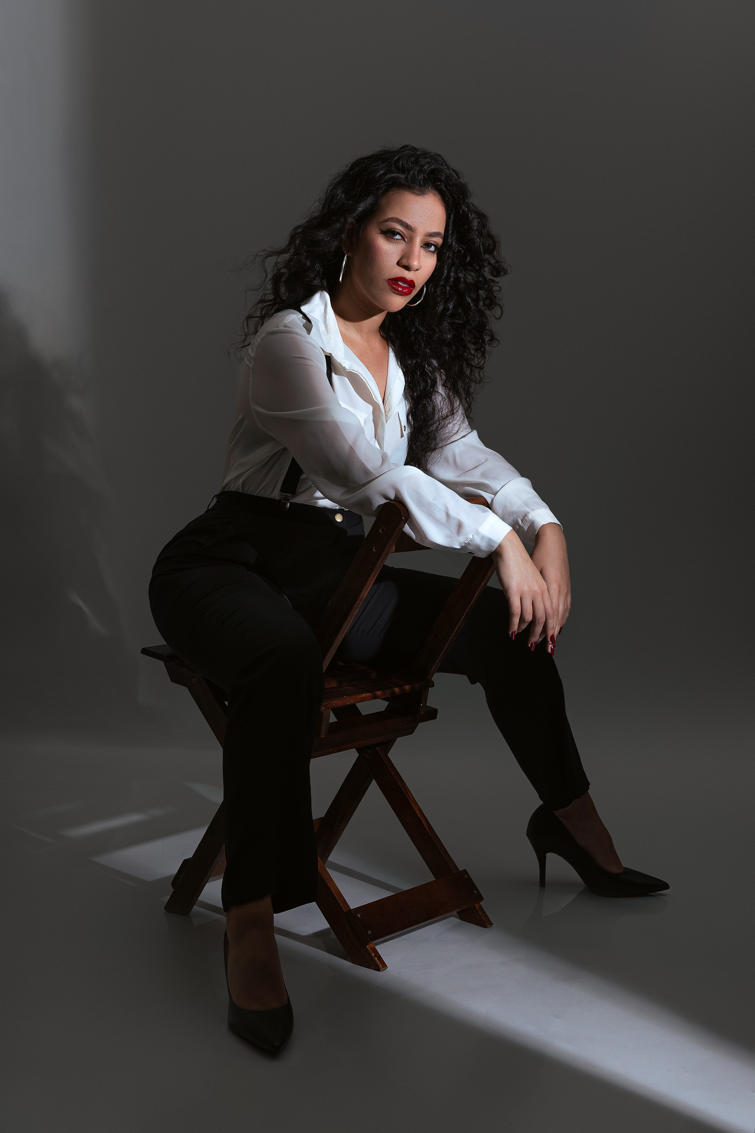 Fotografia pessoal em estúdio em São Paulo para quem deseja se enxergar de uma nova forma. Retratos femininos que valorizam autoestima, personalidade e autenticidade.