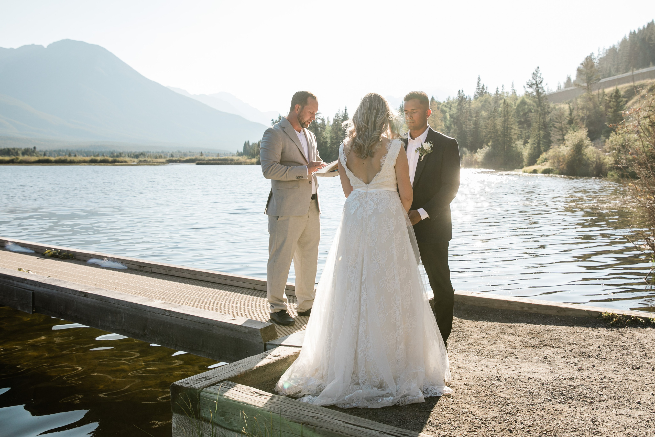 Dakota & Jarrett Wedding — Vermilion Lakes. Fotografía accesible en Calgary