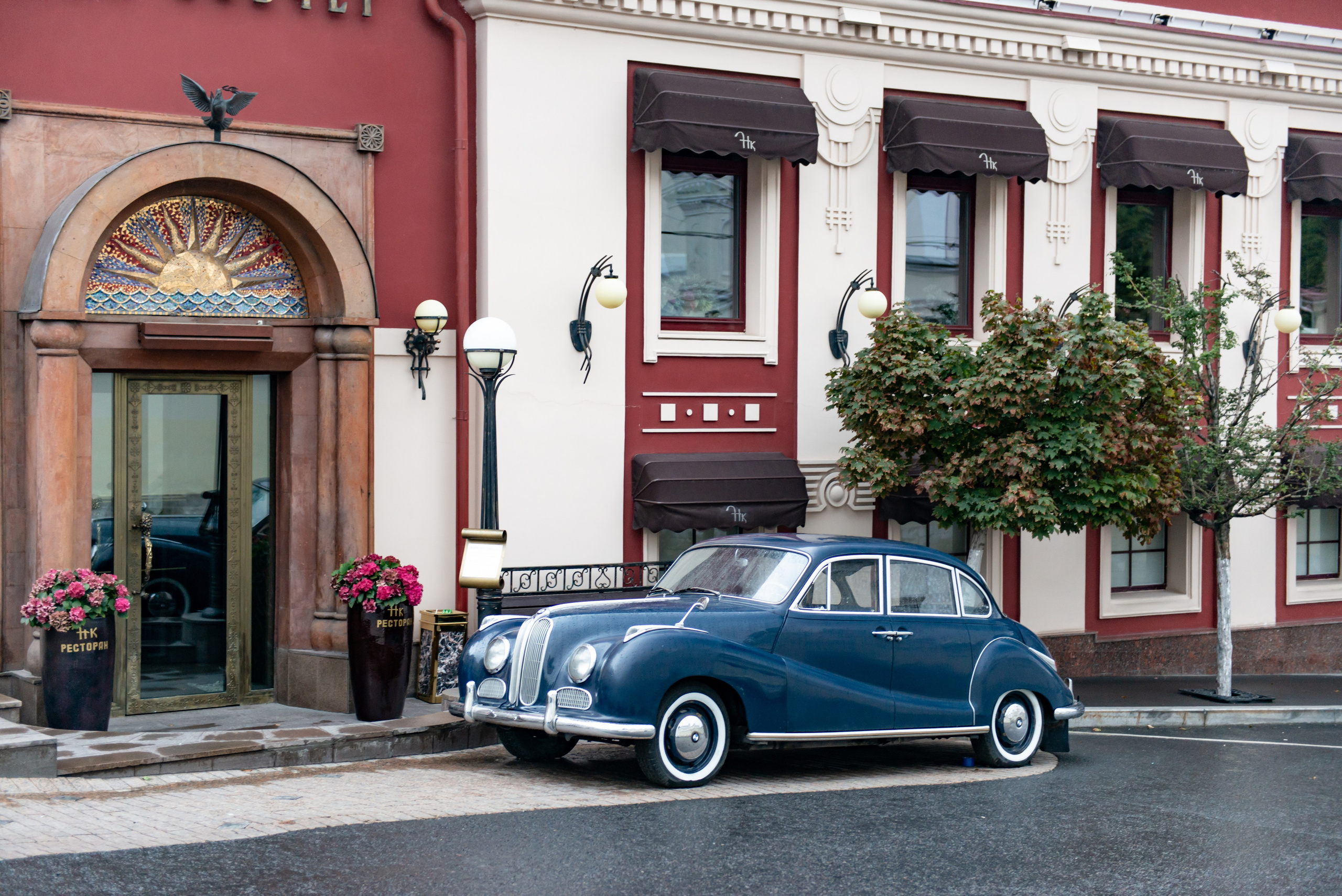 Красивая BMW 501 у ресторана Ноев Ковчег в Москве. PHOTOGRAPHER QUINTANA ROO
