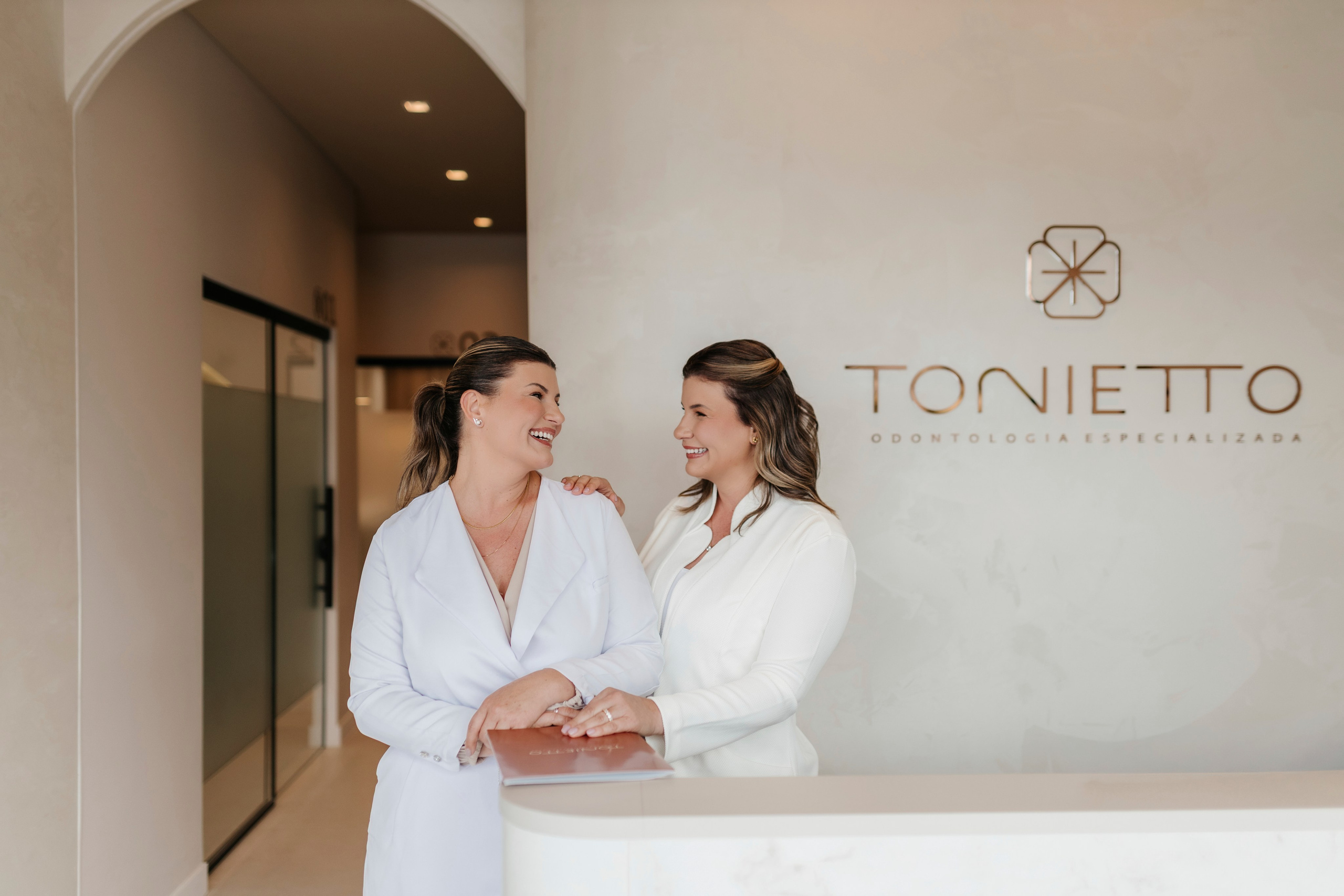 ADELE & ALINE | DENTISTAS. Coraafotografia.com