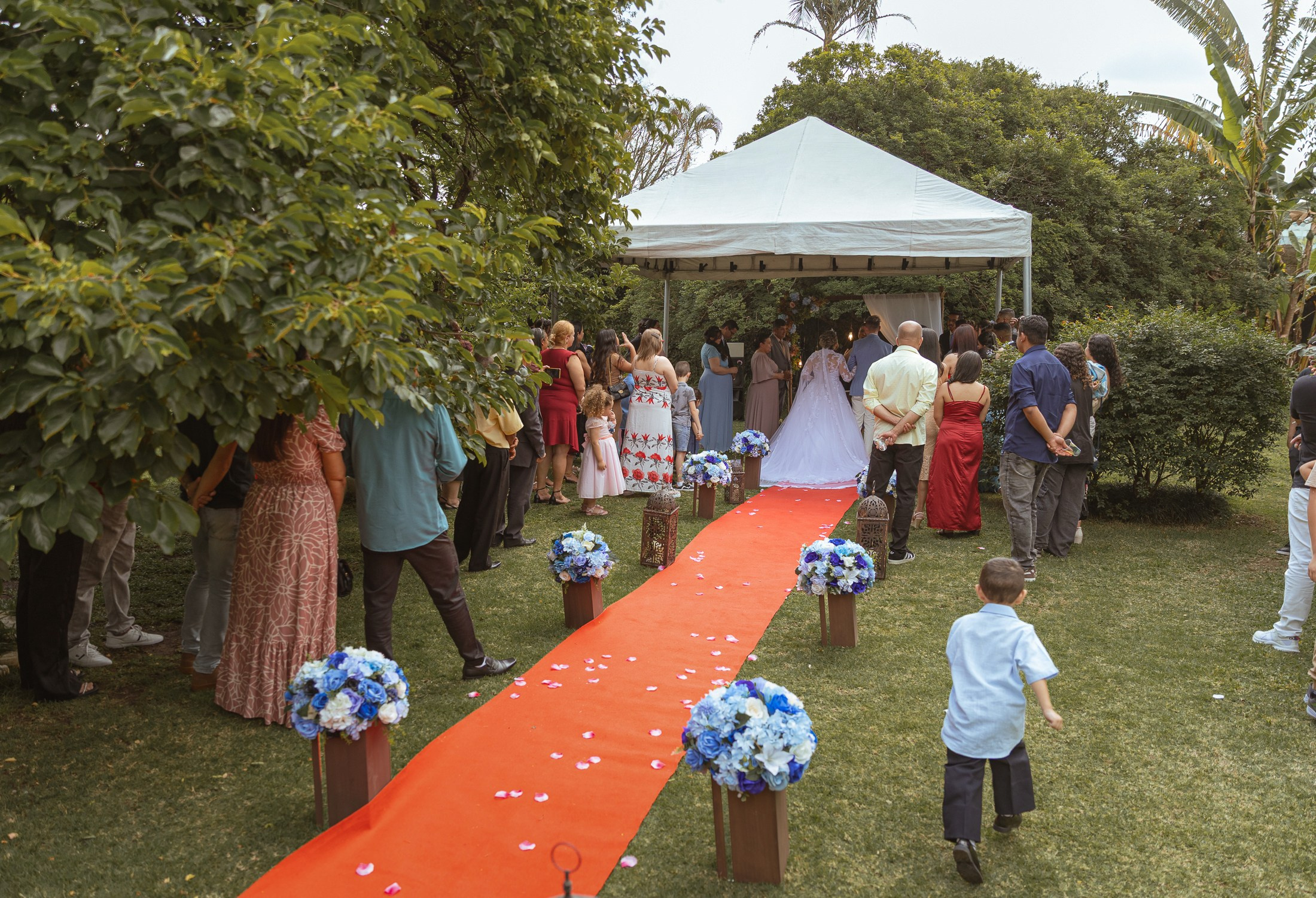 Ensaio e fotografia de casamento em São Paulo com registros naturais e emocionantes. Cada detalhe, abraço e olhar se transforma em uma lembrança especial do grande dia.