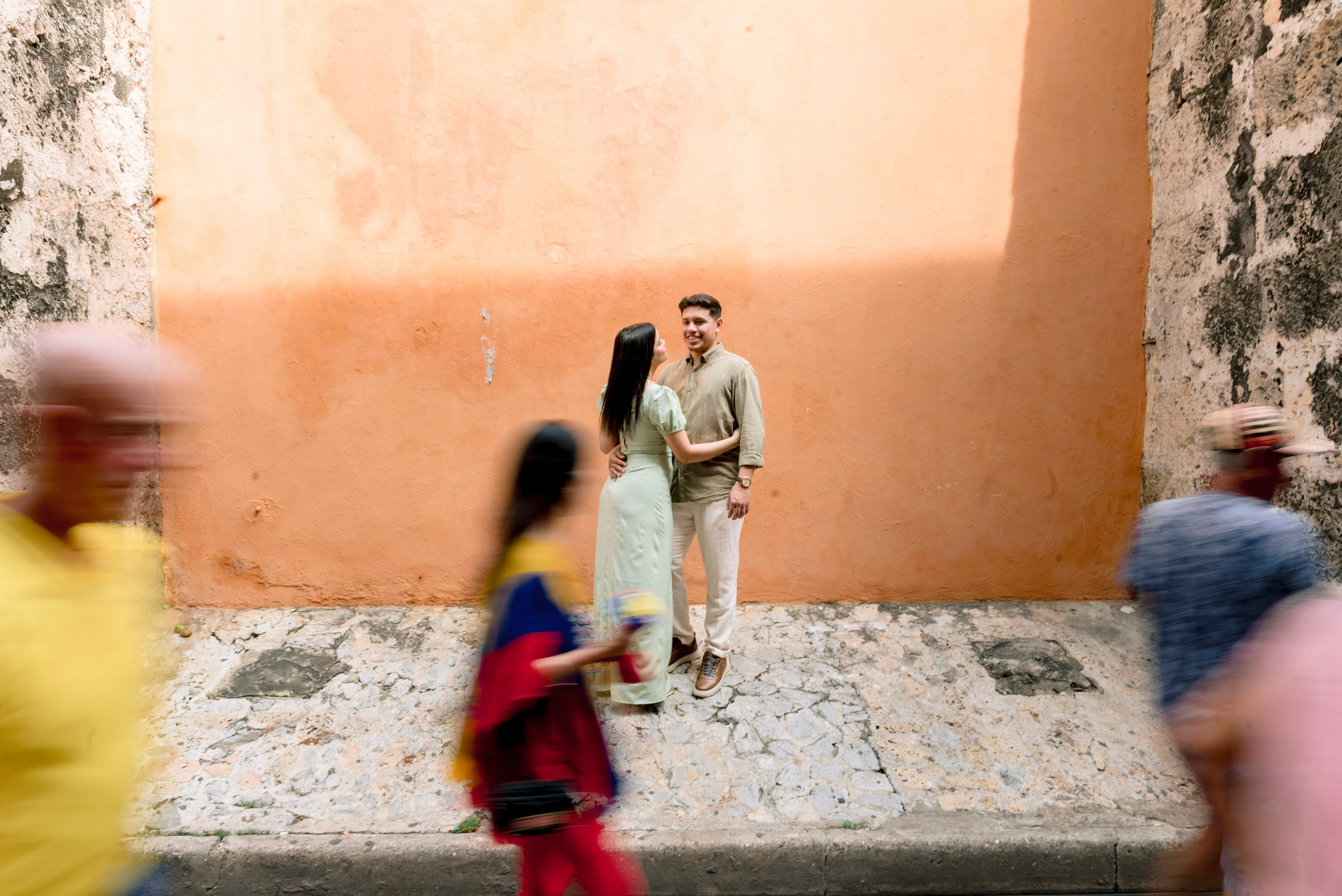 Pareja en jardín verde de Cartagena, fotografía de sesión de preboda cinematográfica