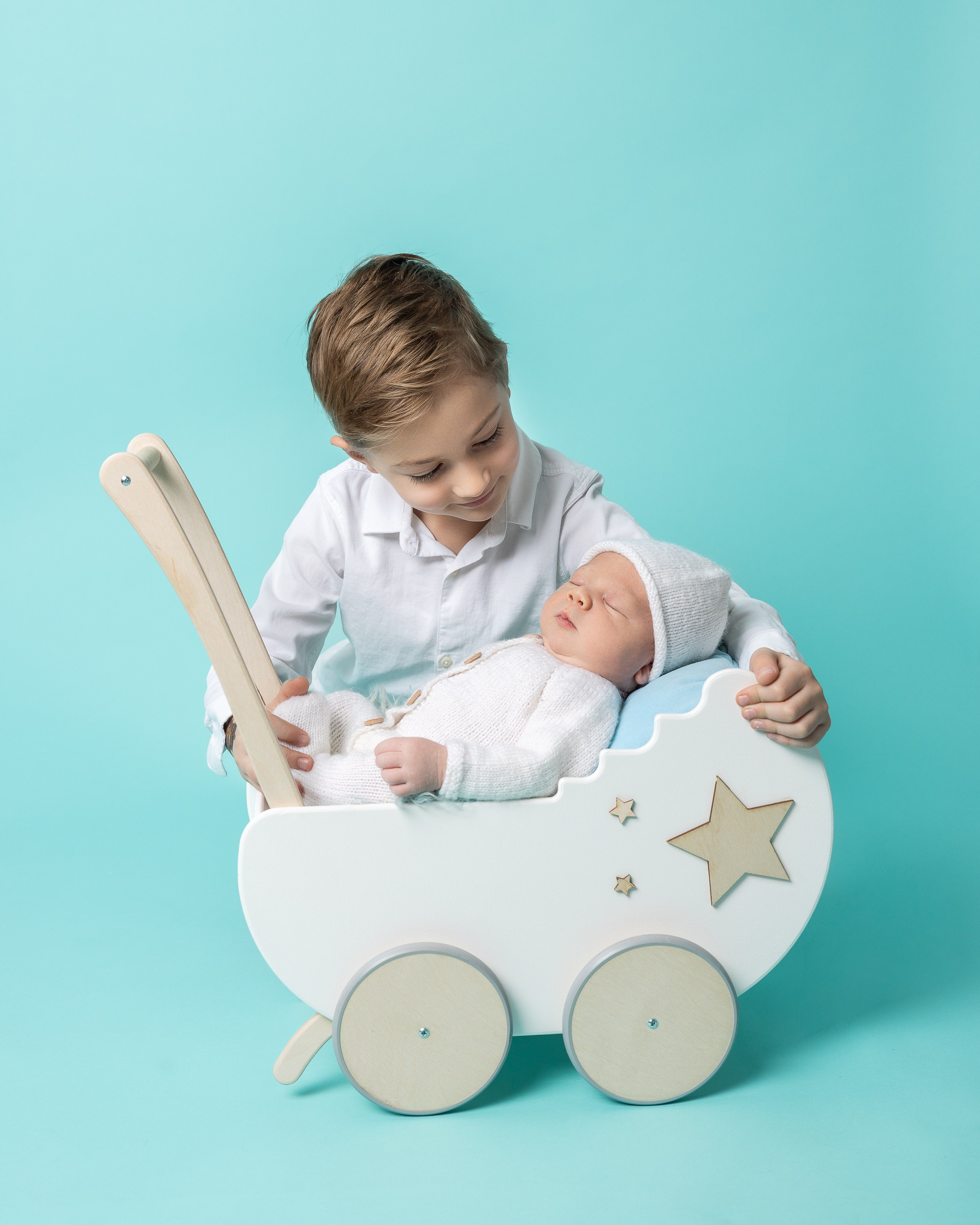 NEWBORN. Je suis photographe portraitiste et je réalise des portraits à toutes les étapes de votre vie! Bienvenue dans mon studio à Westmount, Qc