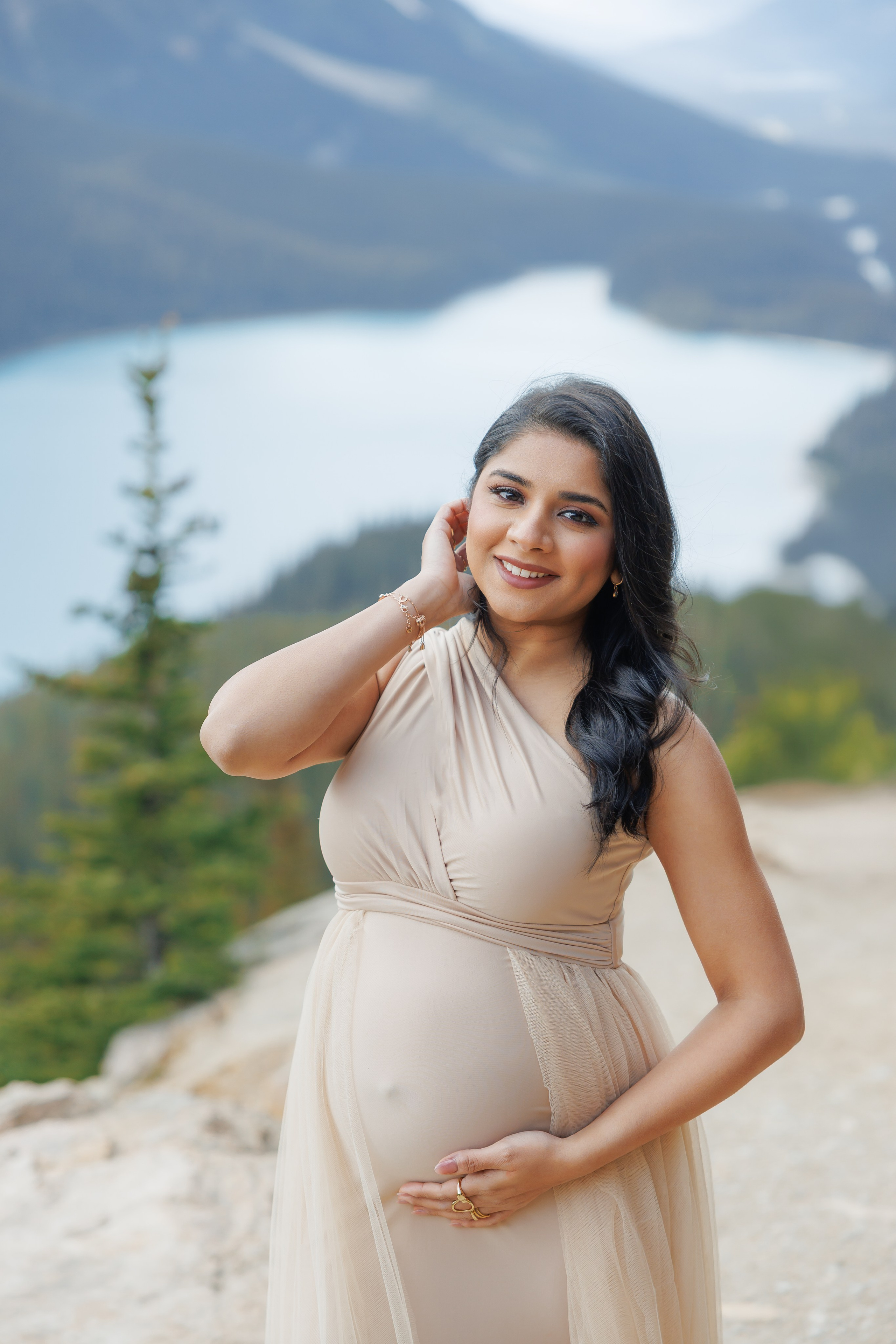 Mountain maternity shoot. Photographer Elvira Hryshchenko