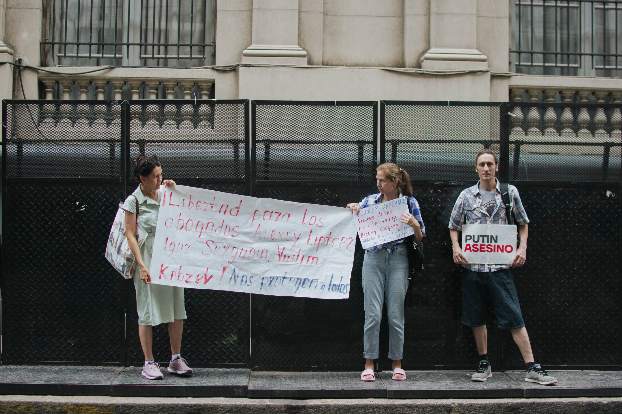 Picket in support of Navalny’s lawyers. Reportage. Buenos Aires. Photographer @elmirkami in the city of Buenos Aires