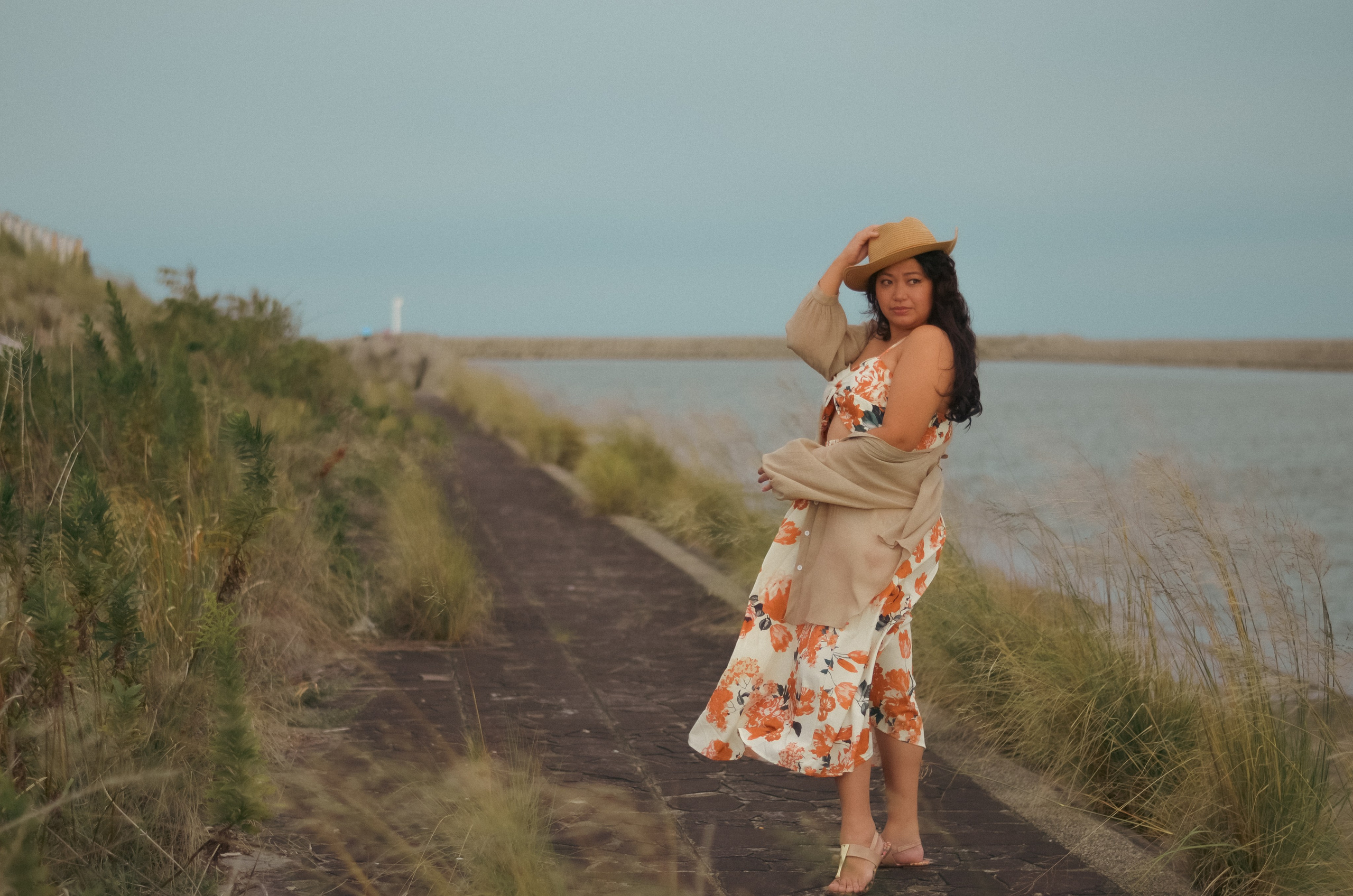 SUNSET MODEL. LunarVox Lens: a lente que transforma luz em voz e emoção. Retratos e ensaios no Japão por Leyka Tanaka
