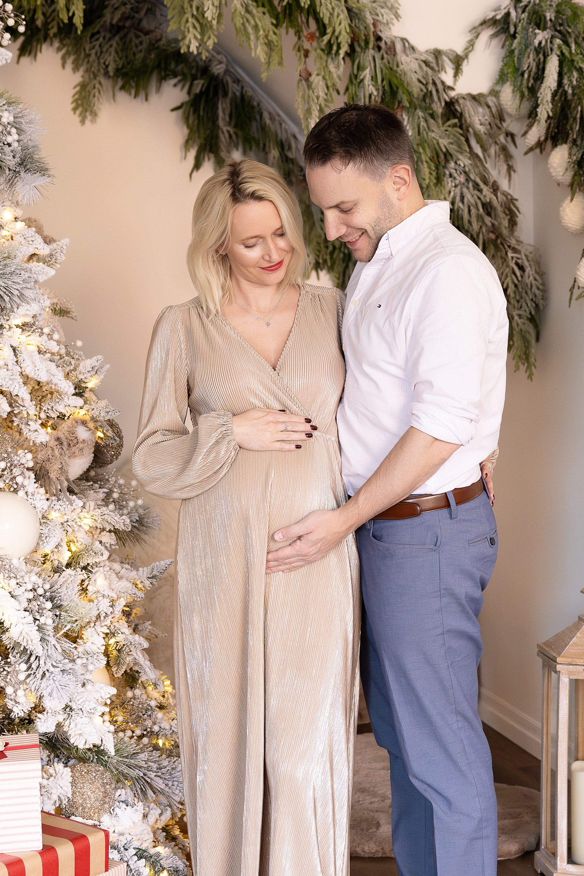MATERNITY. Je suis photographe portraitiste et je réalise des portraits à toutes les étapes de votre vie! Bienvenue dans mon studio à Westmount, Qc