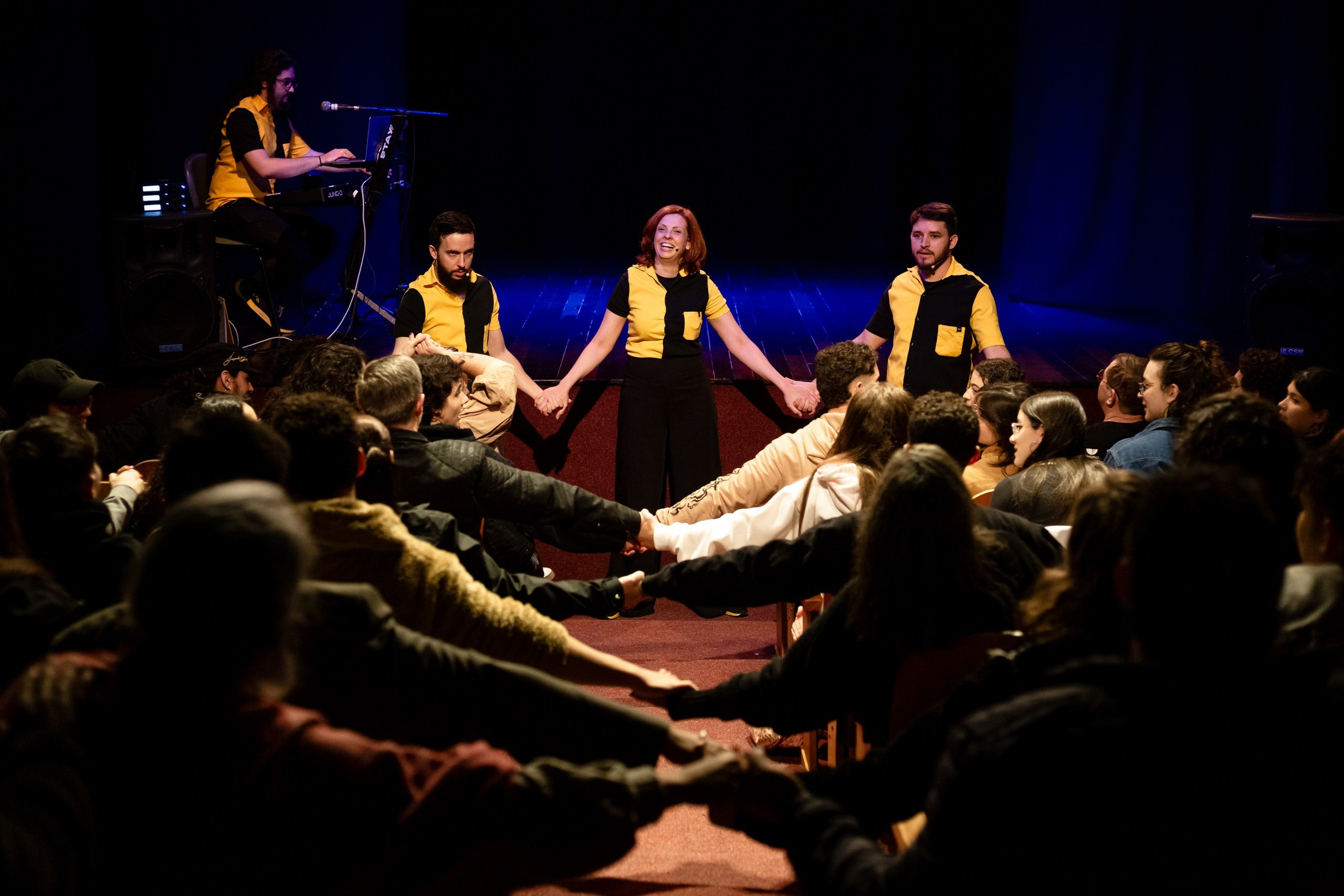 Fotografia de show dos Mequetrefes na Casa da Cultura Dide Brandão em Itajaí