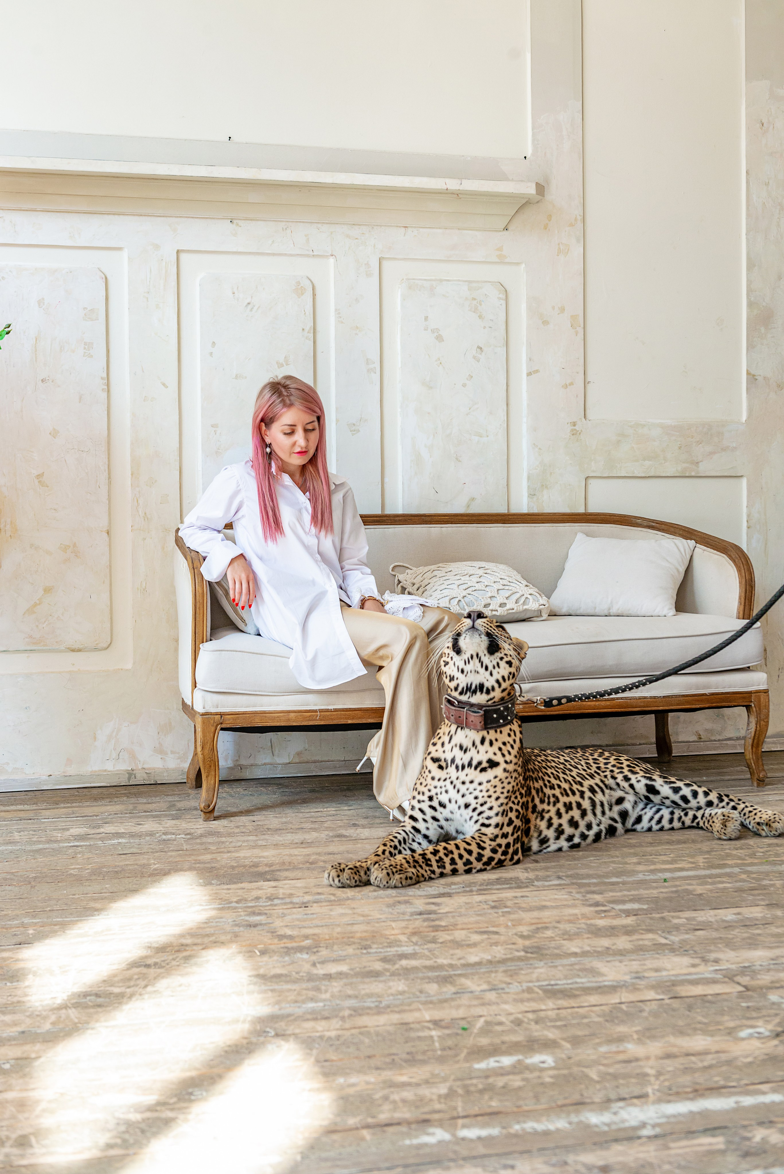 Photosession in the studio with a leopard. PHOTOGRAPHER QUINTANA ROO