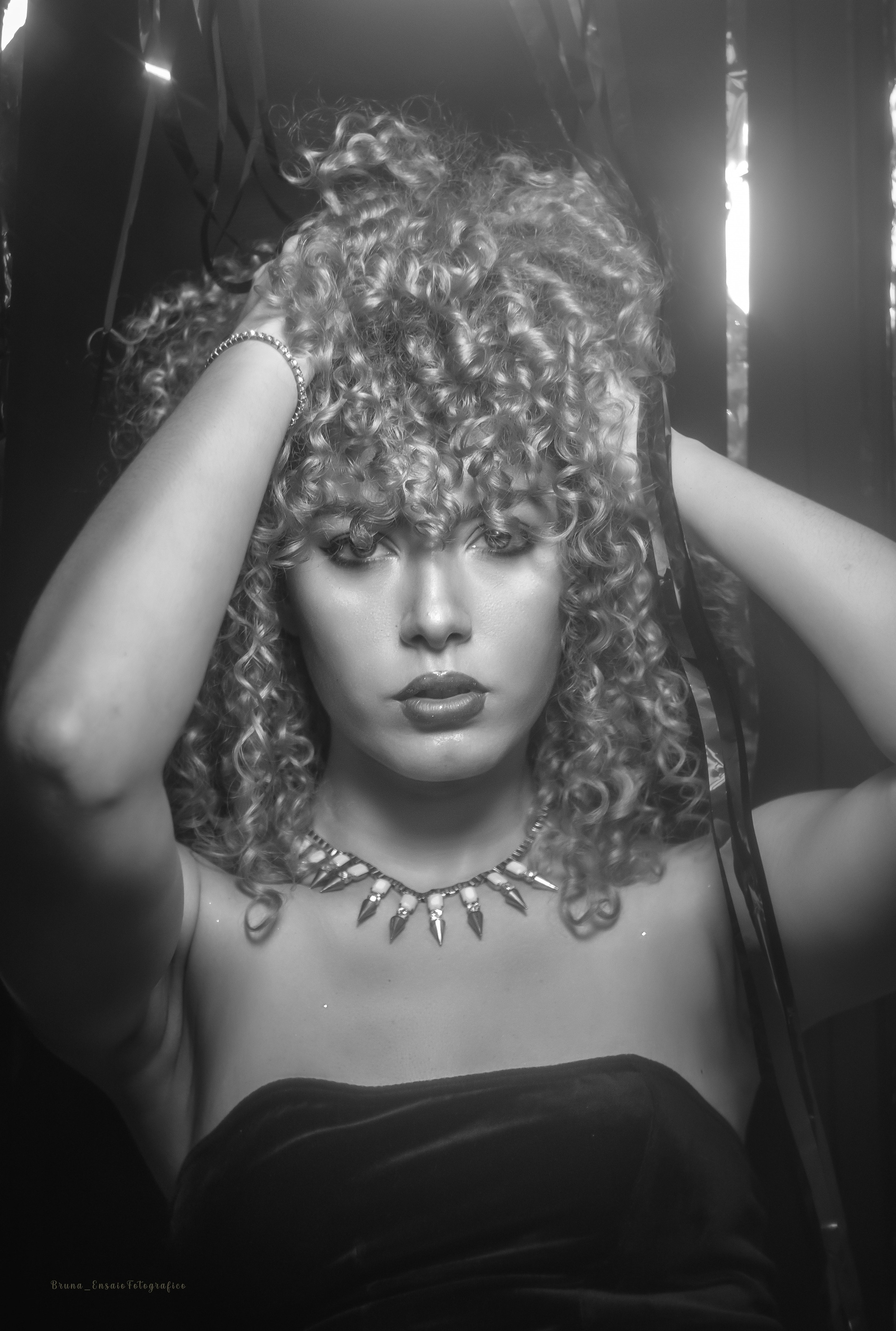 Fotografia pessoal em estúdio em São Paulo para quem deseja se enxergar de uma nova forma. Retratos femininos que valorizam autoestima, personalidade e autenticidade.
