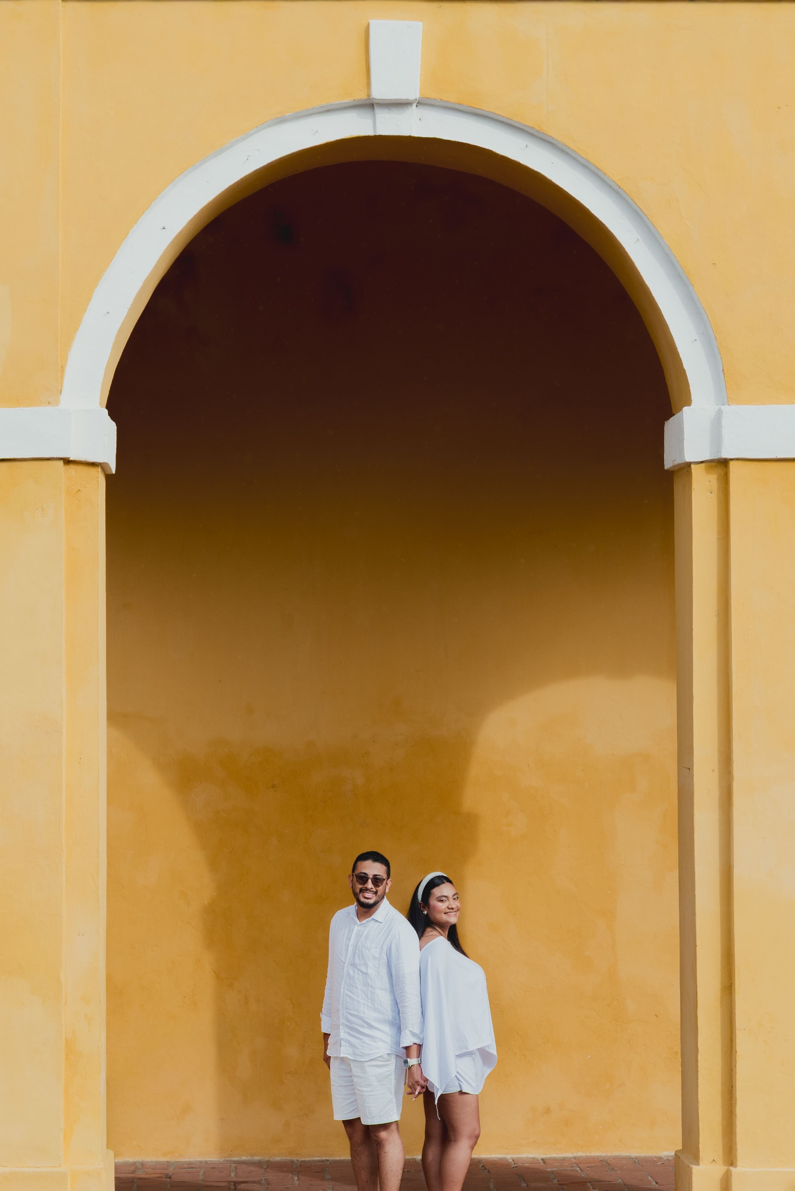 Paseo nocturno por las calles iluminadas de Cartagena – Preboda romántica y fotografías profesionales para bodas en ambientes mágicos de Cartagena.