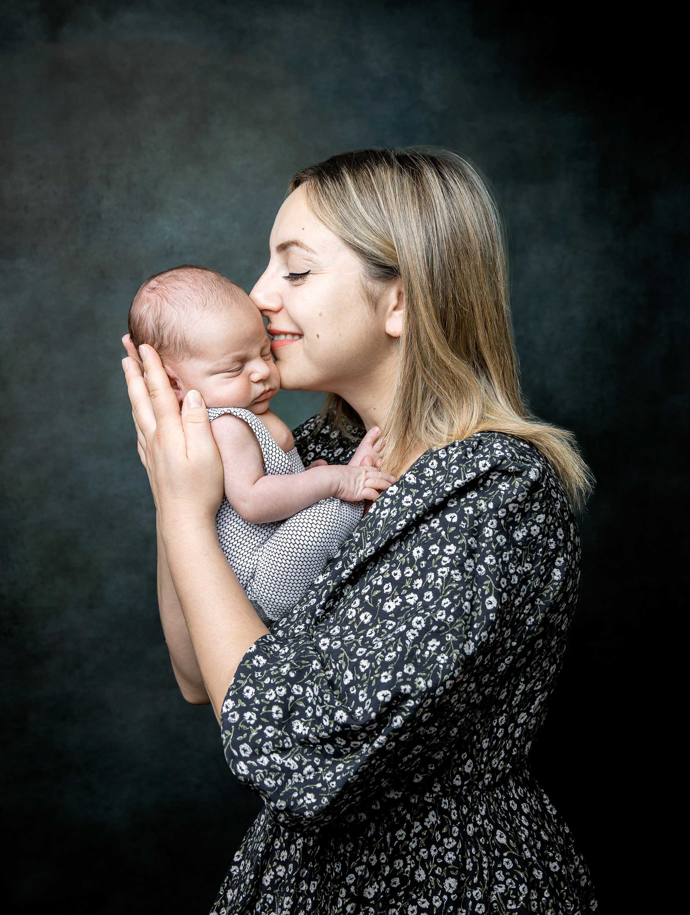 NEWBORN. Je suis photographe portraitiste et je réalise des portraits à toutes les étapes de votre vie! Bienvenue dans mon studio à Westmount, Qc