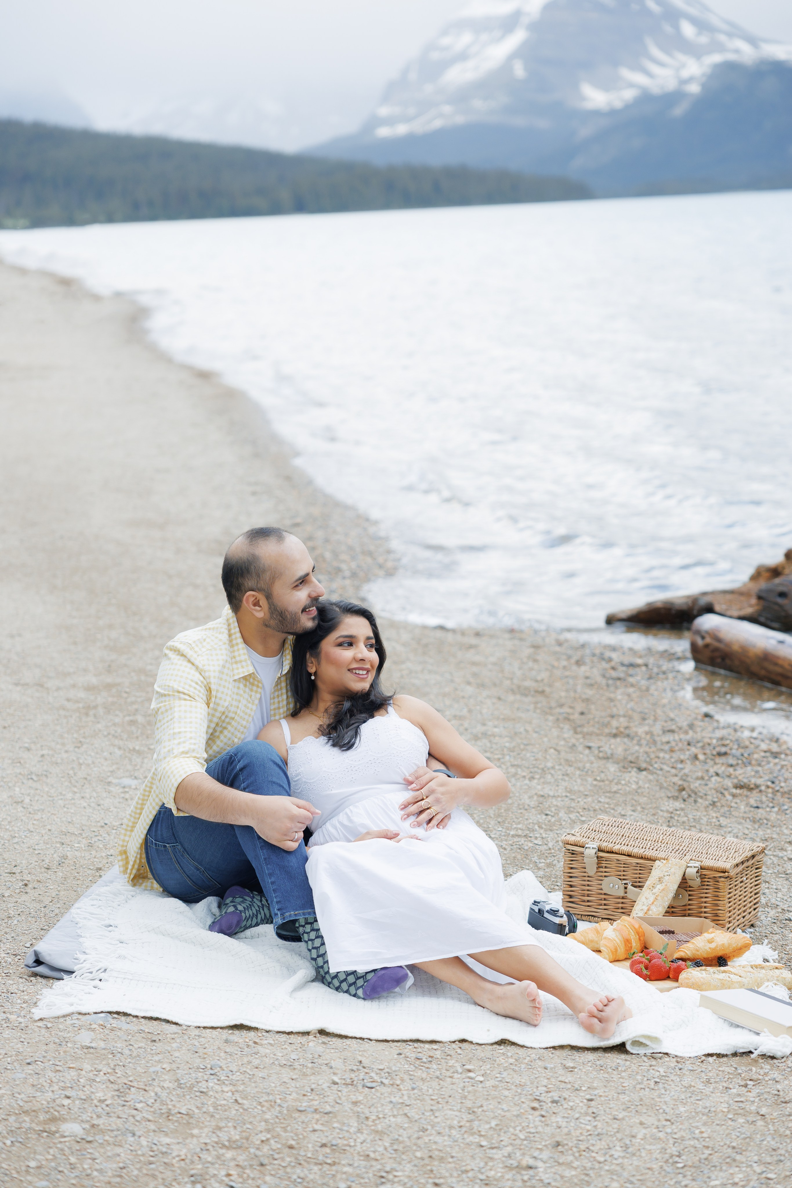 Mountain maternity shoot. Photographer Elvira Hryshchenko