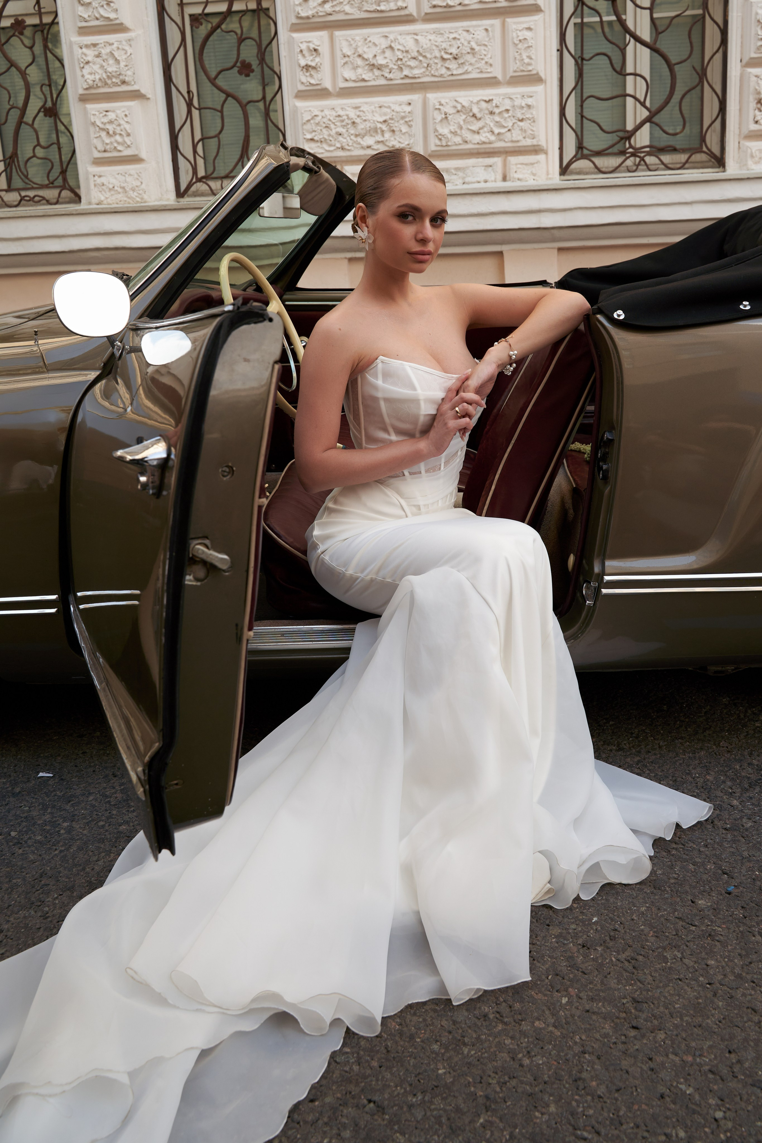 Wedding Portraits in a Vintage Convertible. Anna & Bogdan. Wedding & Portrait Photographer in Cancun, Tulum & Mexico City — Elena Ruzgis