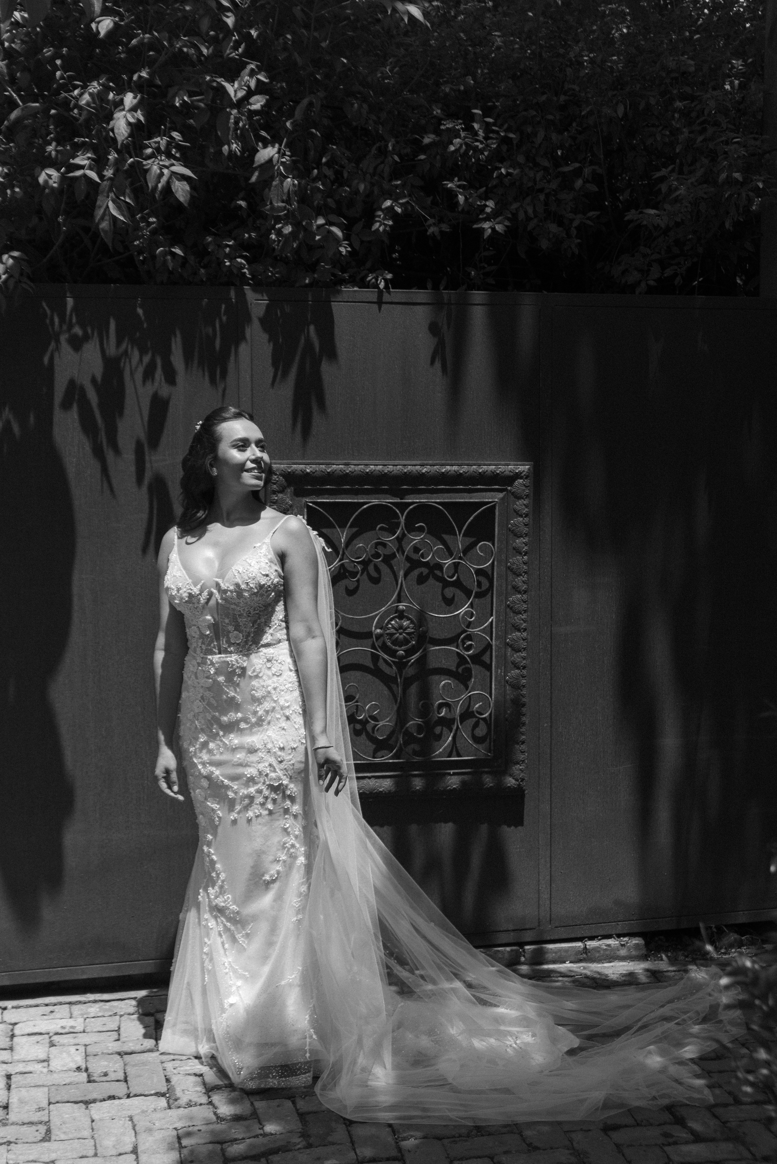 Sesión de novia con estilo elegante y editorial en la locación Retiro de San Juan, Colombia.