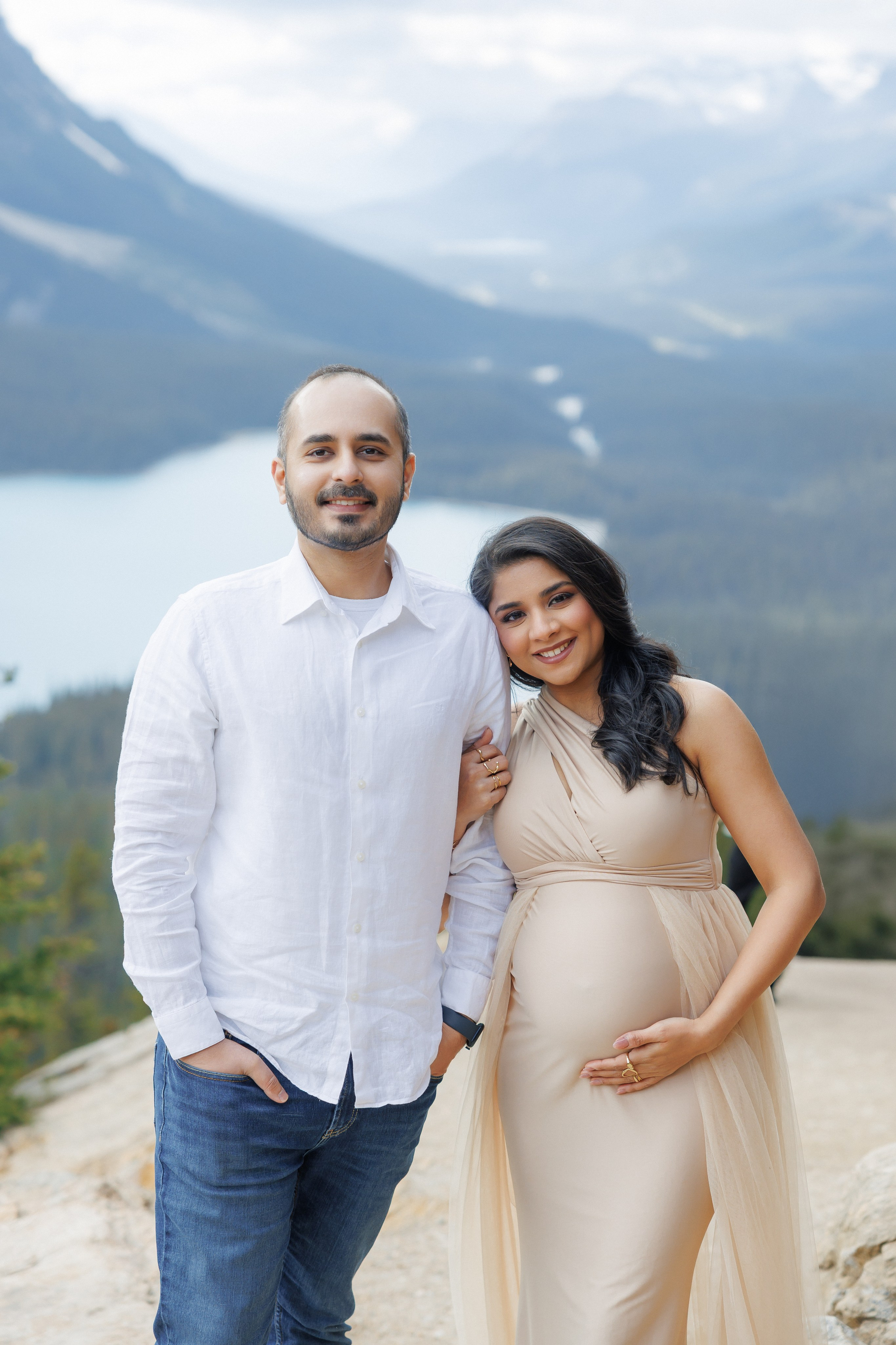 Mountain maternity shoot. Photographer Elvira Hryshchenko
