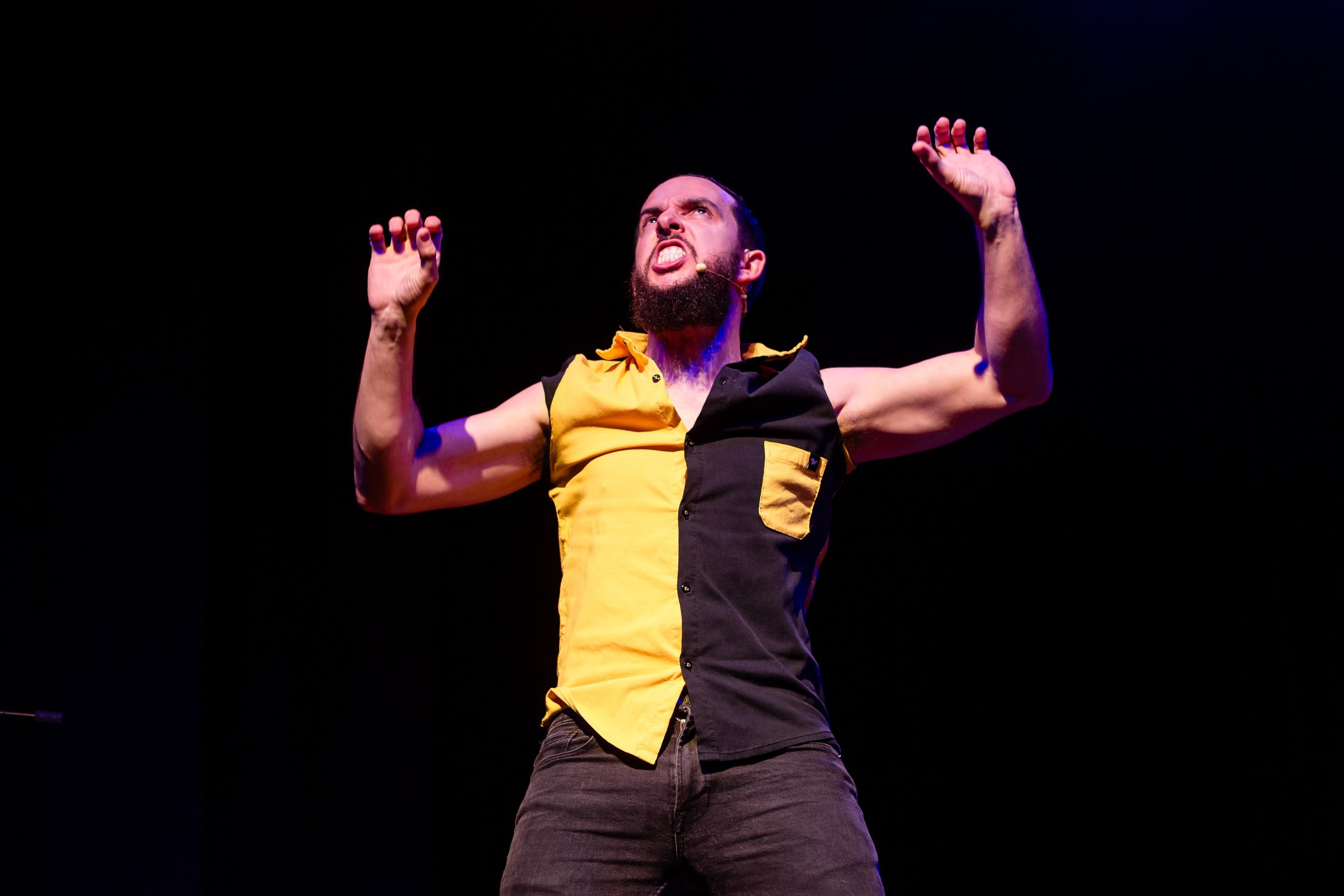 Fotografia de show dos Mequetrefes na Casa da Cultura Dide Brandão em Itajaí