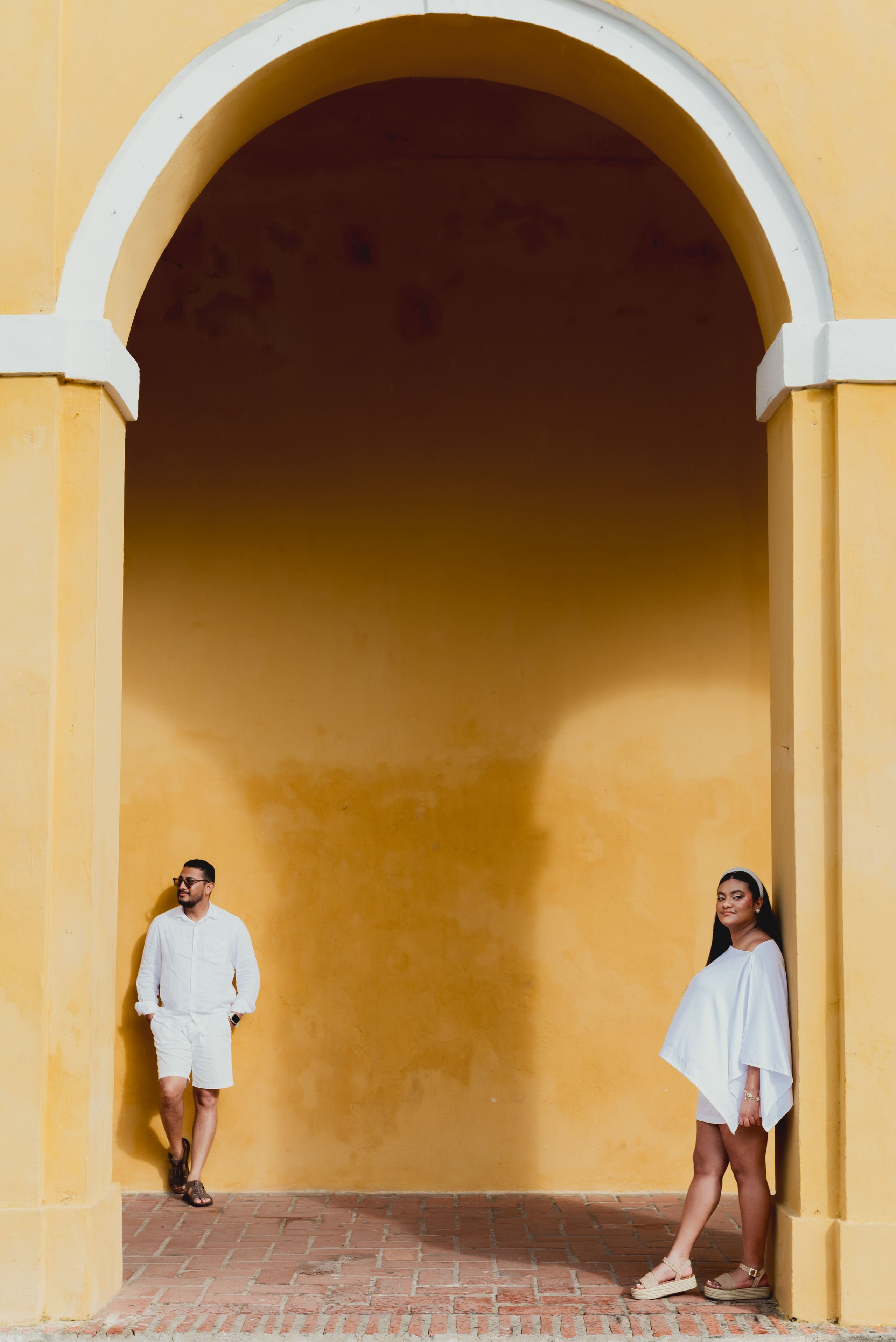 Foto en la ciudad amurallada de Cartagena – Sesión preboda romántica y espontánea, fotografía de parejas y bodas en Cartagena.