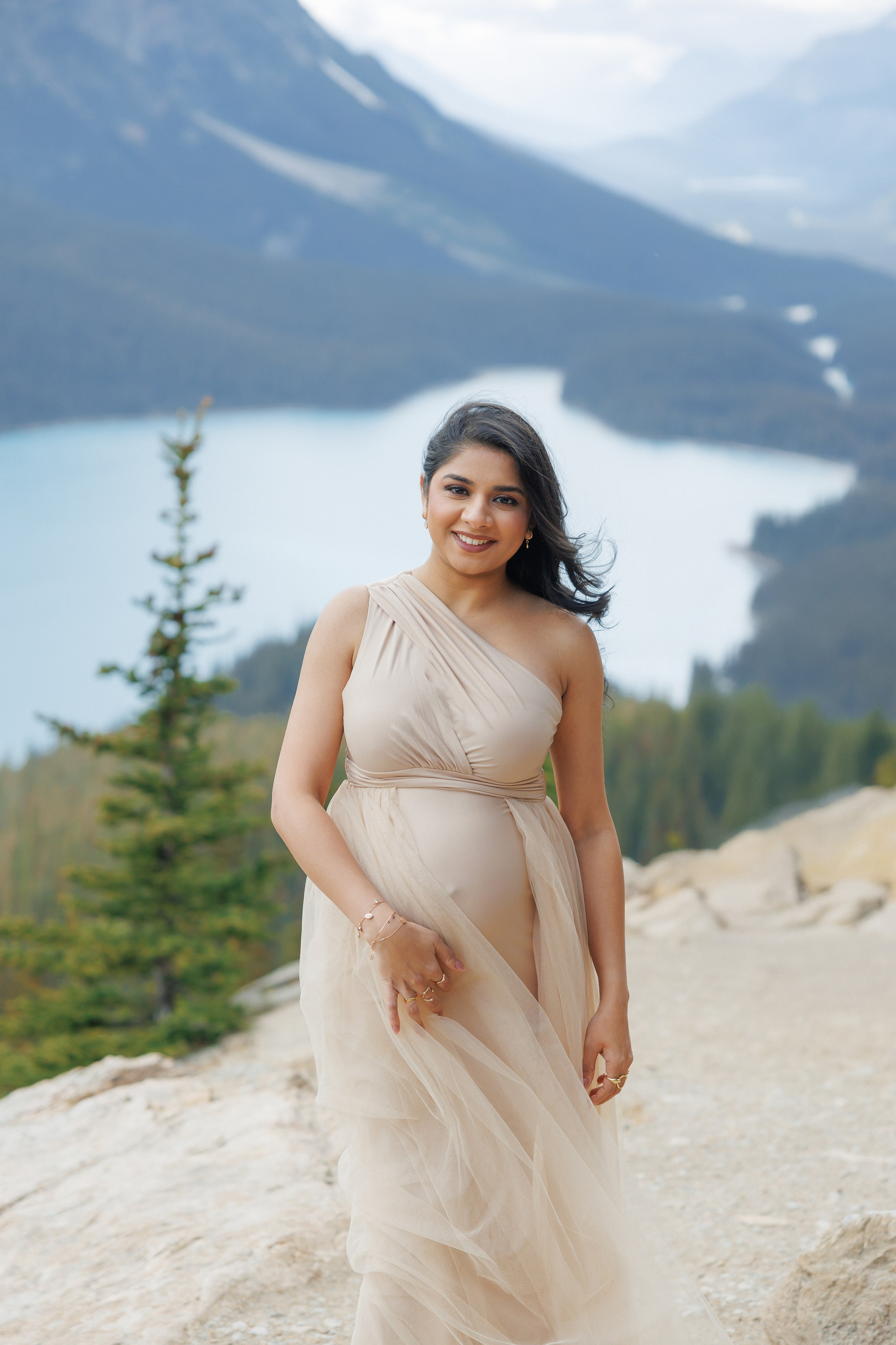 Mountain maternity shoot. Photographer Elvira Hryshchenko