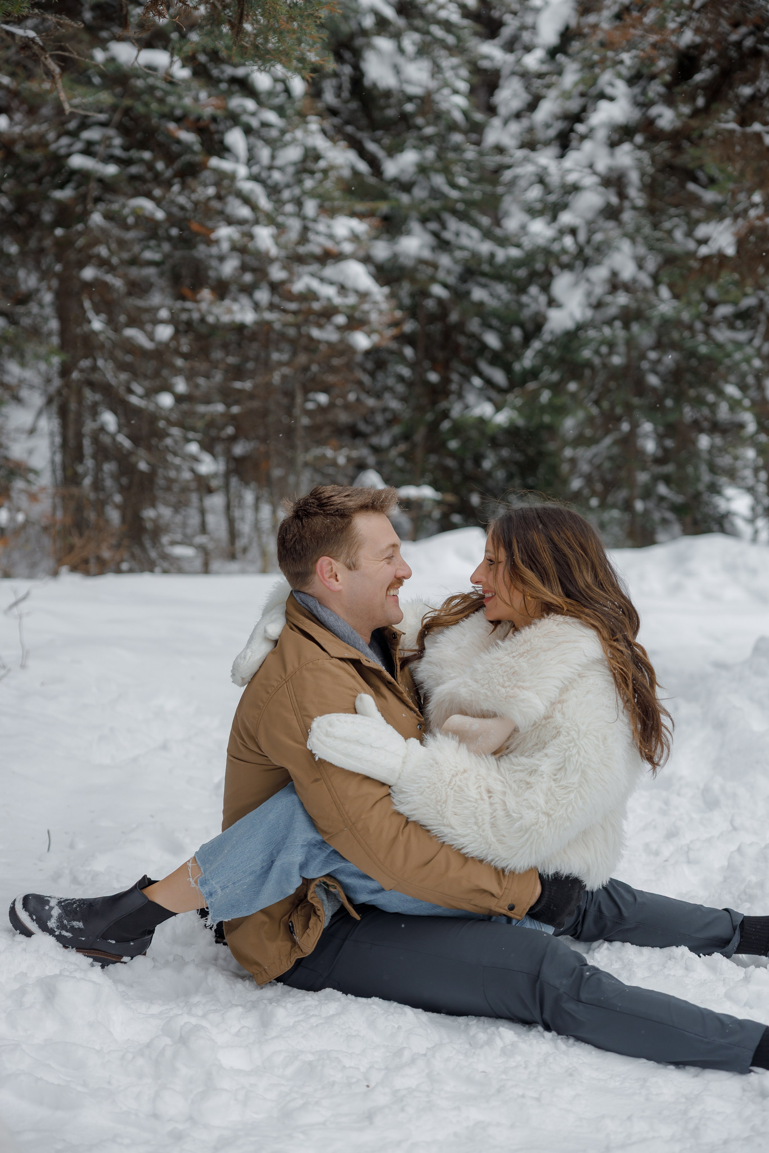 Lake Louise engagement session. Photographer Elvira Hryshchenko