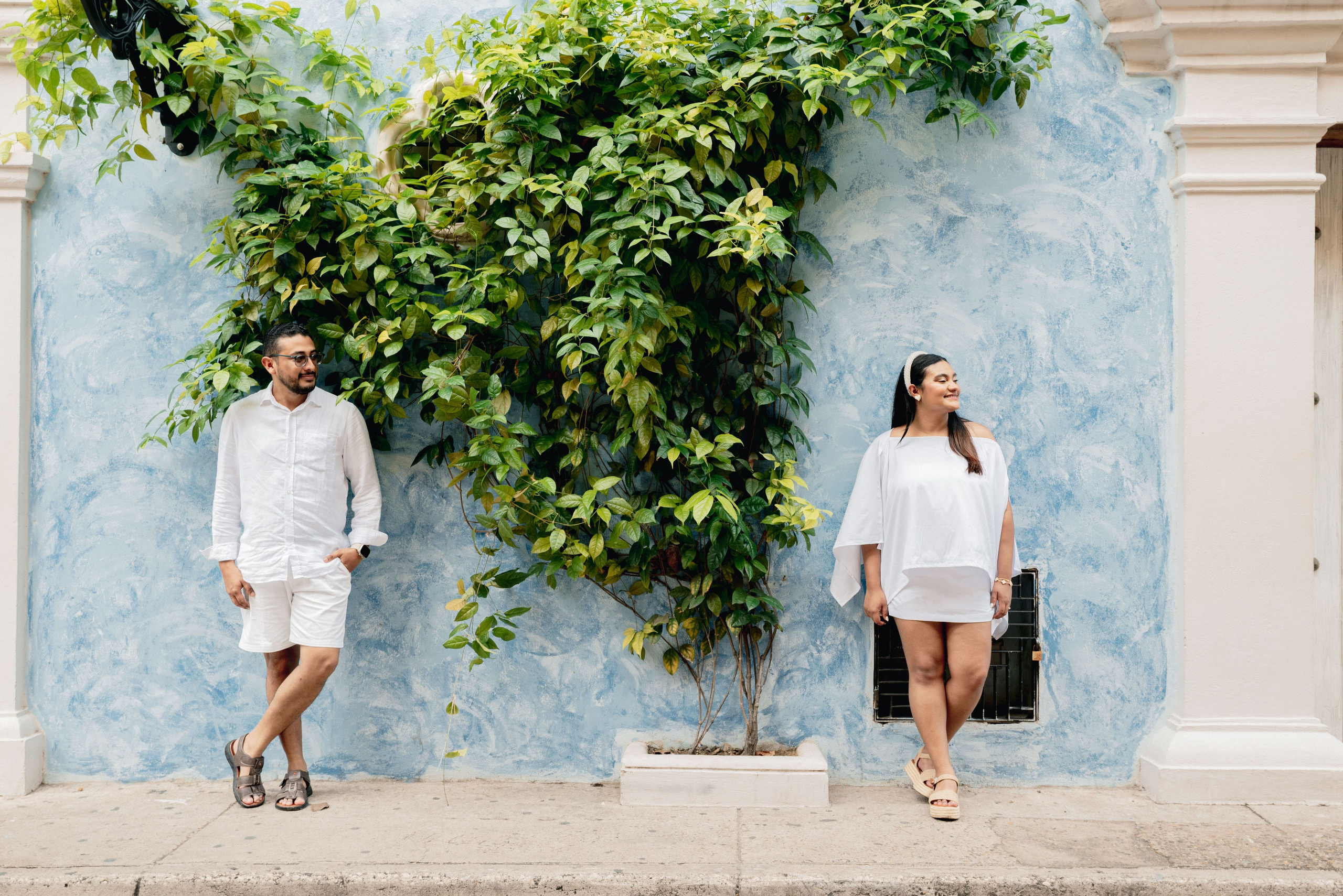 Pareja riendo en una plaza colonial de Cartagena – Capturamos emociones auténticas en preboda y bodas en la costa Caribe.