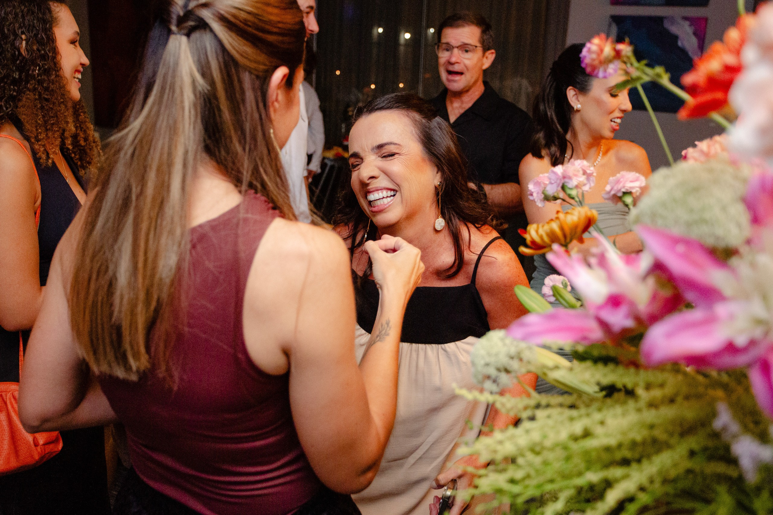 Fotógrafo de formatura em Balneário Camboriú; convidados rindo e conversando animadamente durante recepção.