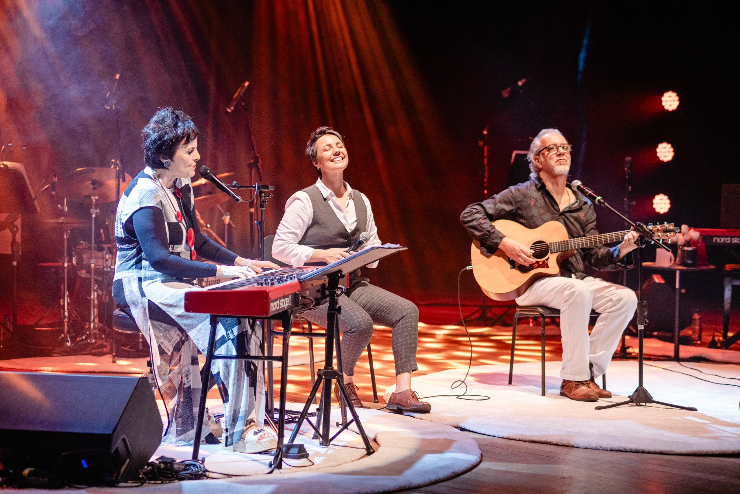 Fotografia de show da cantora Leila Pinheiro no Teatro Municipal de Itajaí