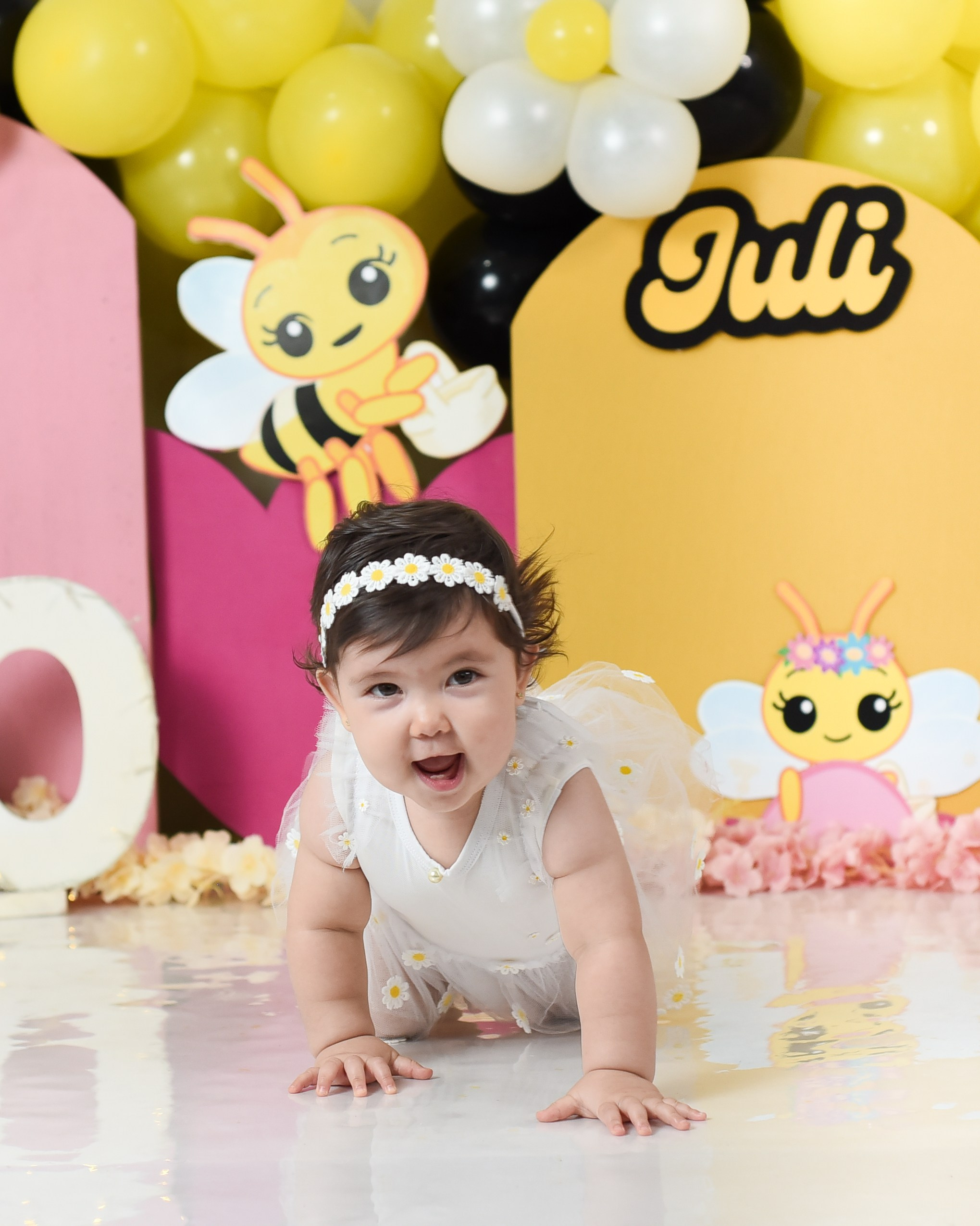 Sesión 1er añito de Juli. Temática: Abejita de Plim Plim +  Mini Sesión Navideña. Fotografo de casamiento en misiones y fotógrafo de familia  Posadas