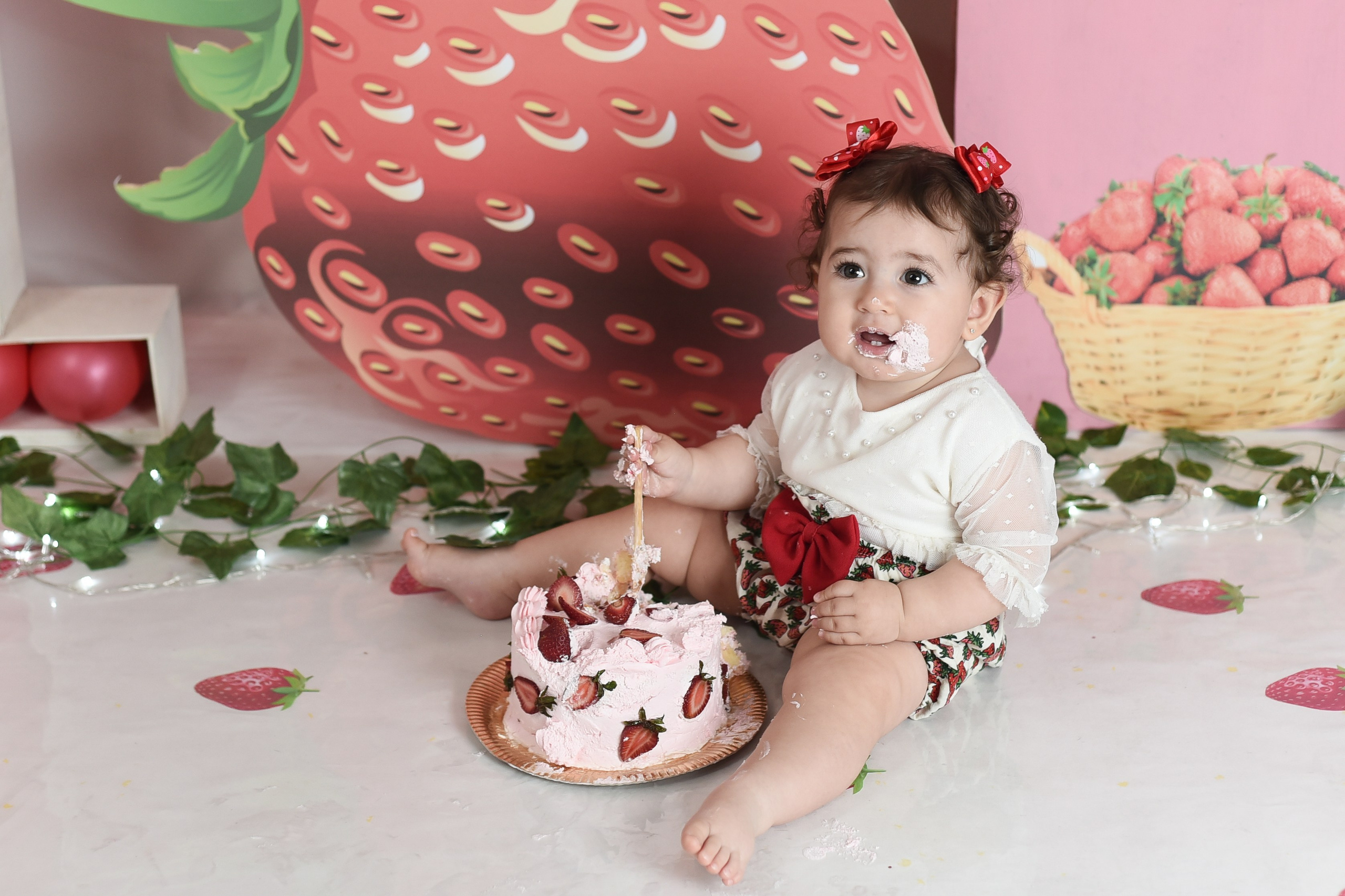 Sesión 1er año de Rebeca. Temática: Frutillita + Mini Sesión Navideña. Fotografo de casamiento en misiones y fotógrafo de familia  Posadas